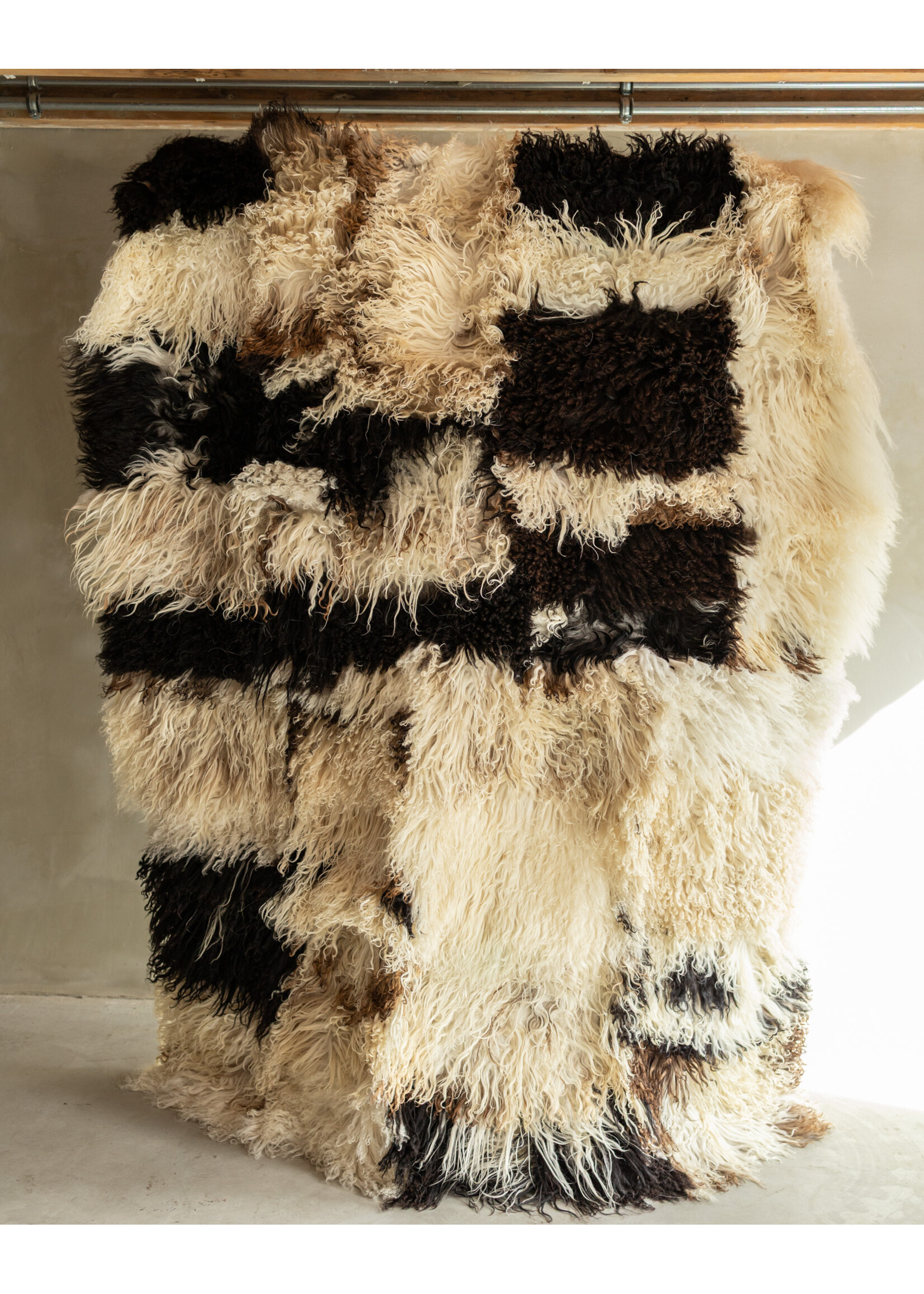 Van Buren sinds 1861 Uniquely Photographed Sheepskin Rug - Curly/Mountain Sheep - 200x150 cm - SKK-185