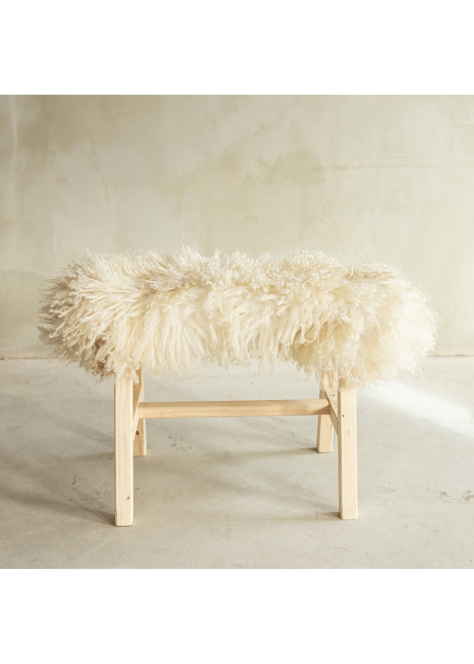 Van Buren sinds 1861 Photographié Séparément Banc en Bois avec Peau de Mouton - Bouclé/Mouton de Montagne - 70x20x46 cm (LxBxH) - BNK-45