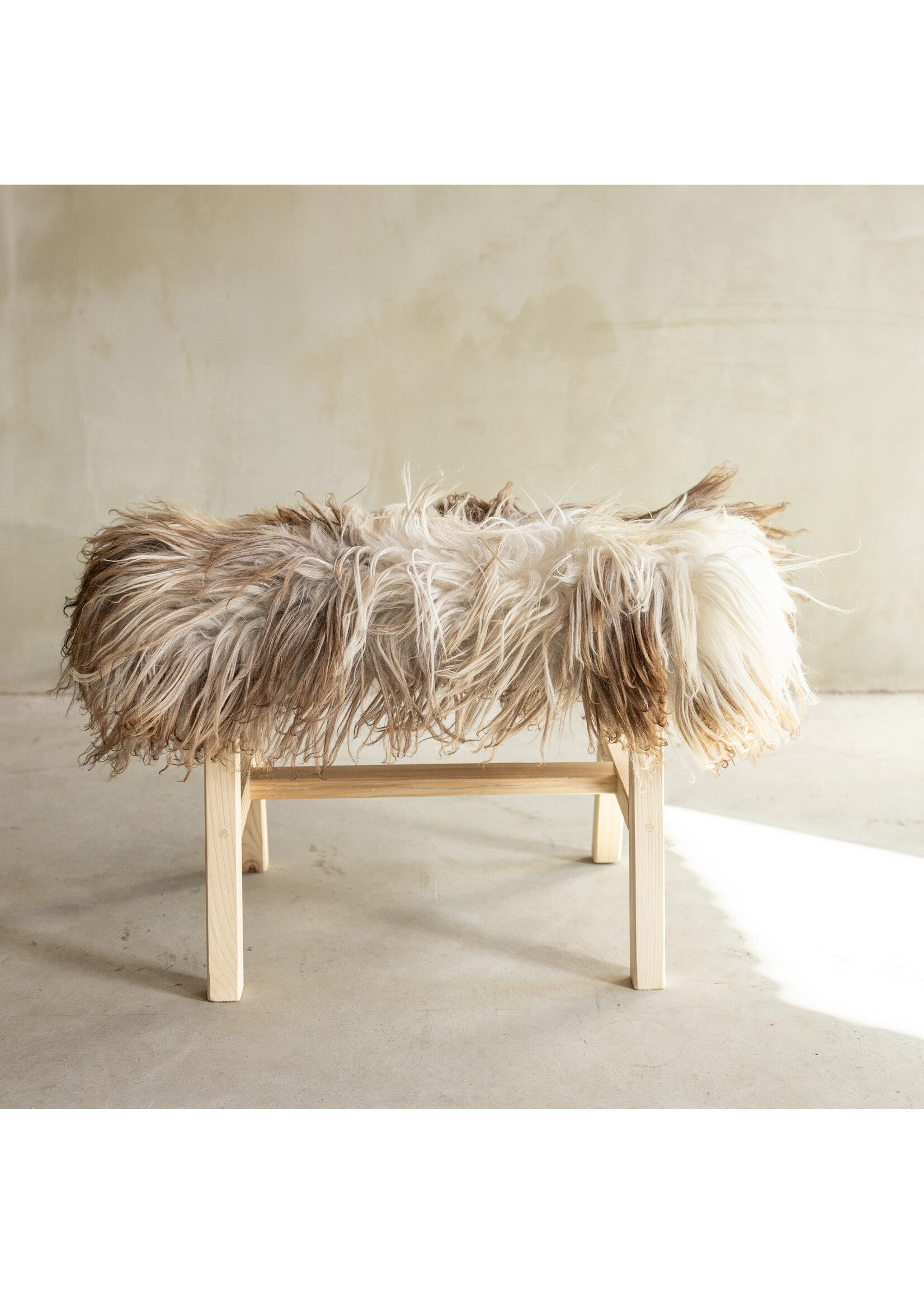 Van Buren sinds 1861 Uniquely Photographed Wooden Bench with Sheepskin - Curly/Mountain Sheep - 70x20x46 cm (LxBxH) - BNK-20