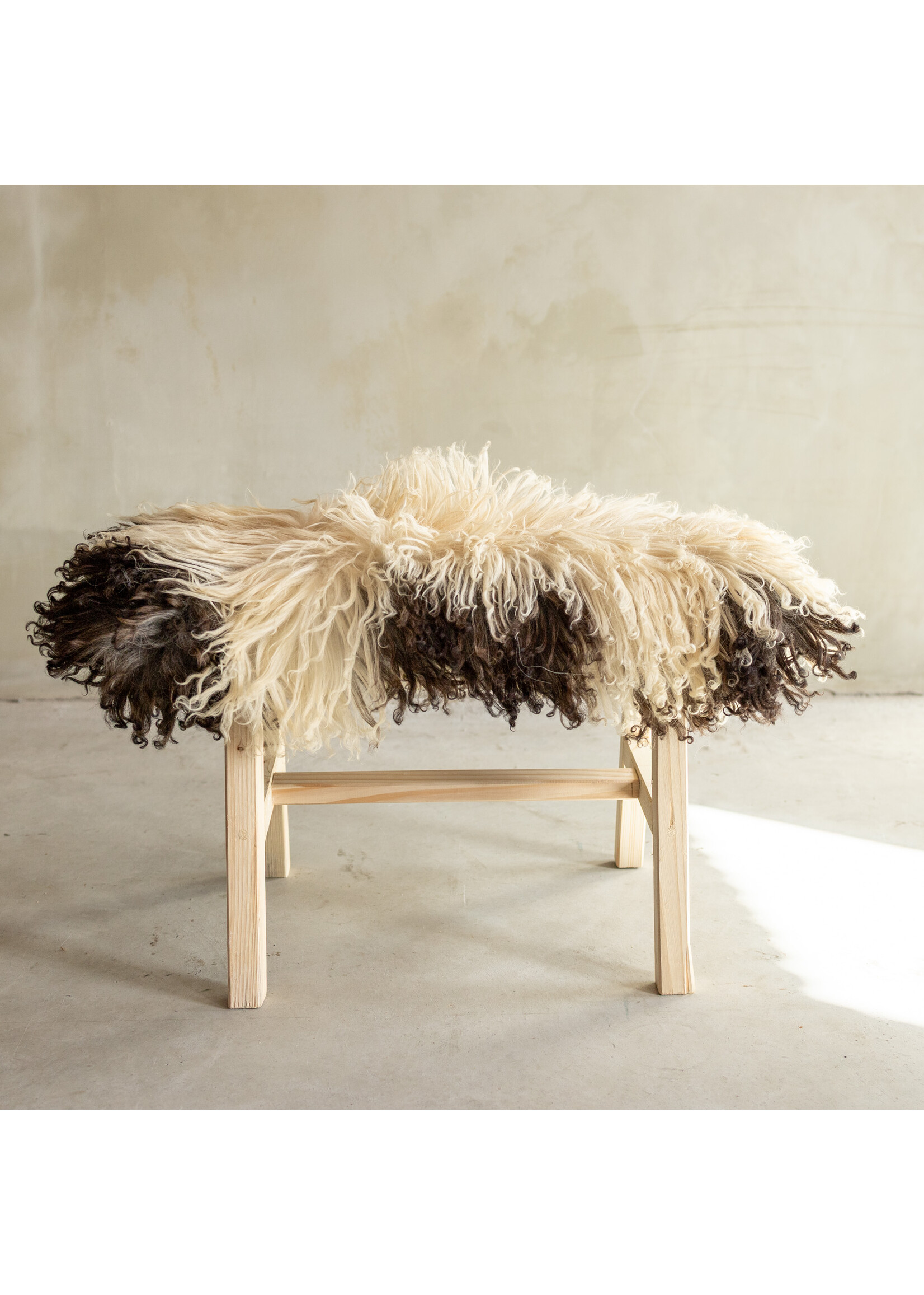 Van Buren sinds 1861 Uniquely Photographed Wooden Bench with Sheepskin - Curly/Mountain Sheep - 70x20x46 cm (LxBxH) - BNK-23