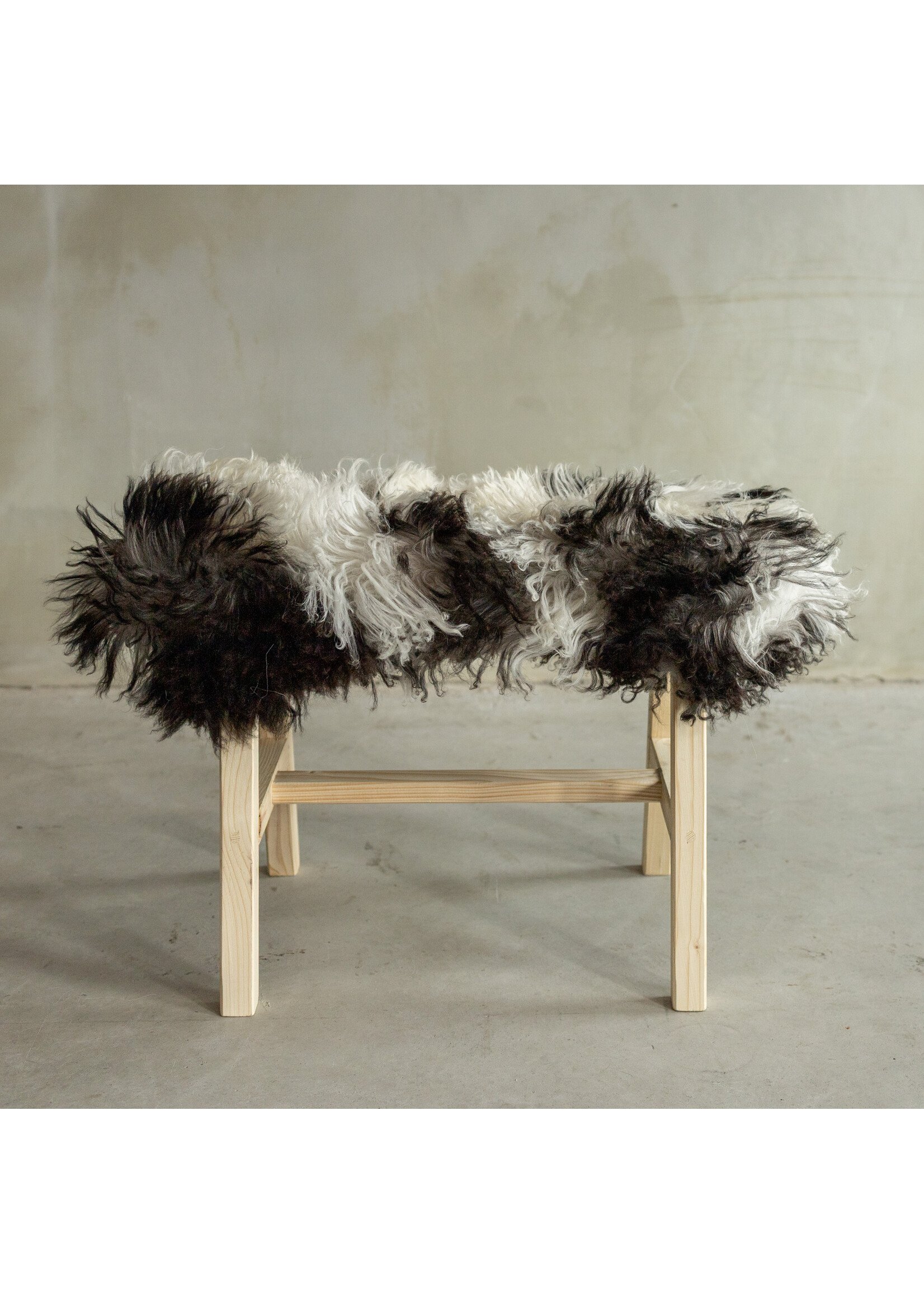 Van Buren sinds 1861 Uniquely Photographed Wooden Bench with Sheepskin - Curly/Mountain Sheep - 70x20x46 cm (LxBxH) - BNK-04