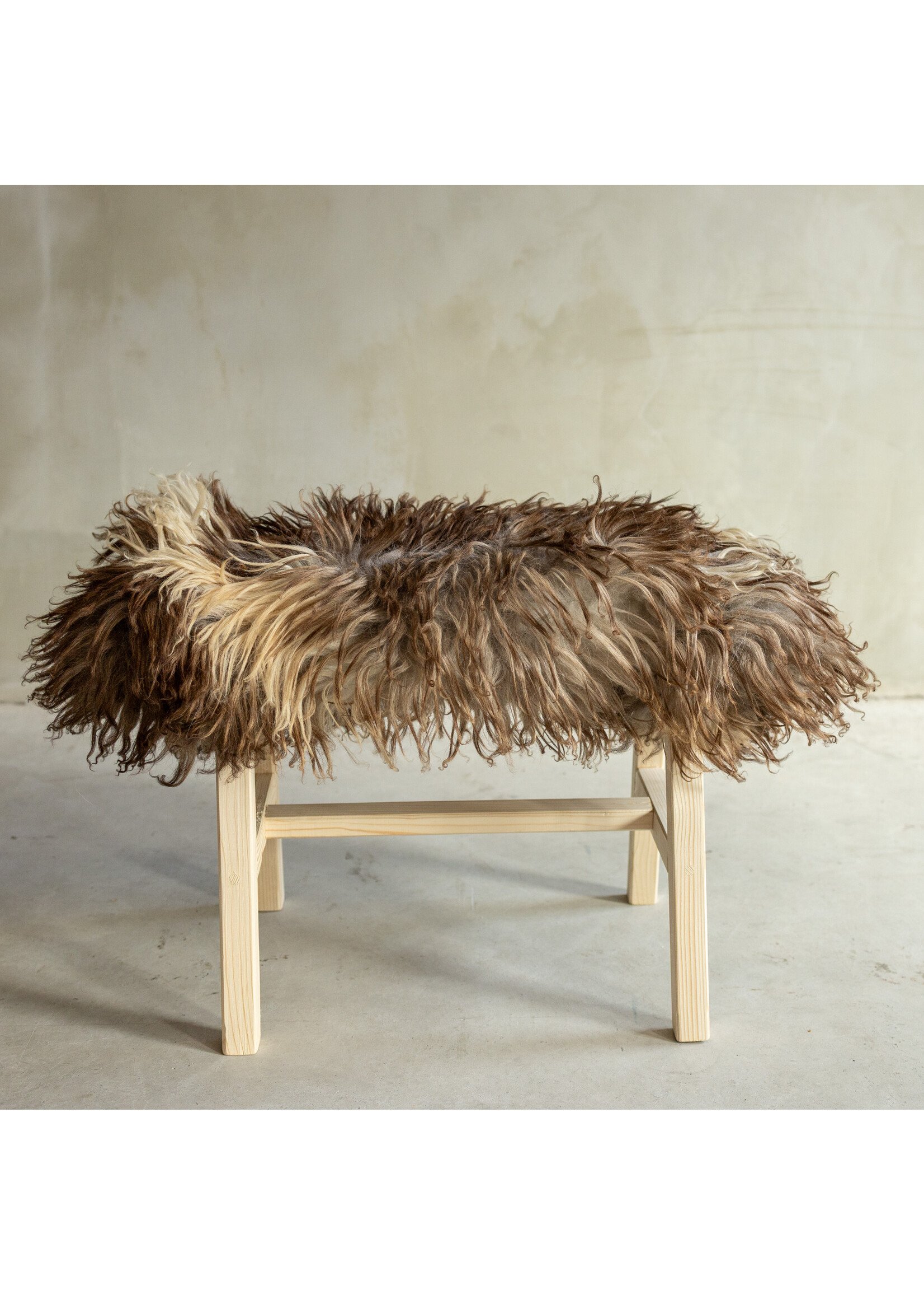 Van Buren sinds 1861 Uniquely Photographed Wooden Bench with Sheepskin - Curly/Mountain Sheep - 70x20x46 cm (LxBxH) - BNK-37