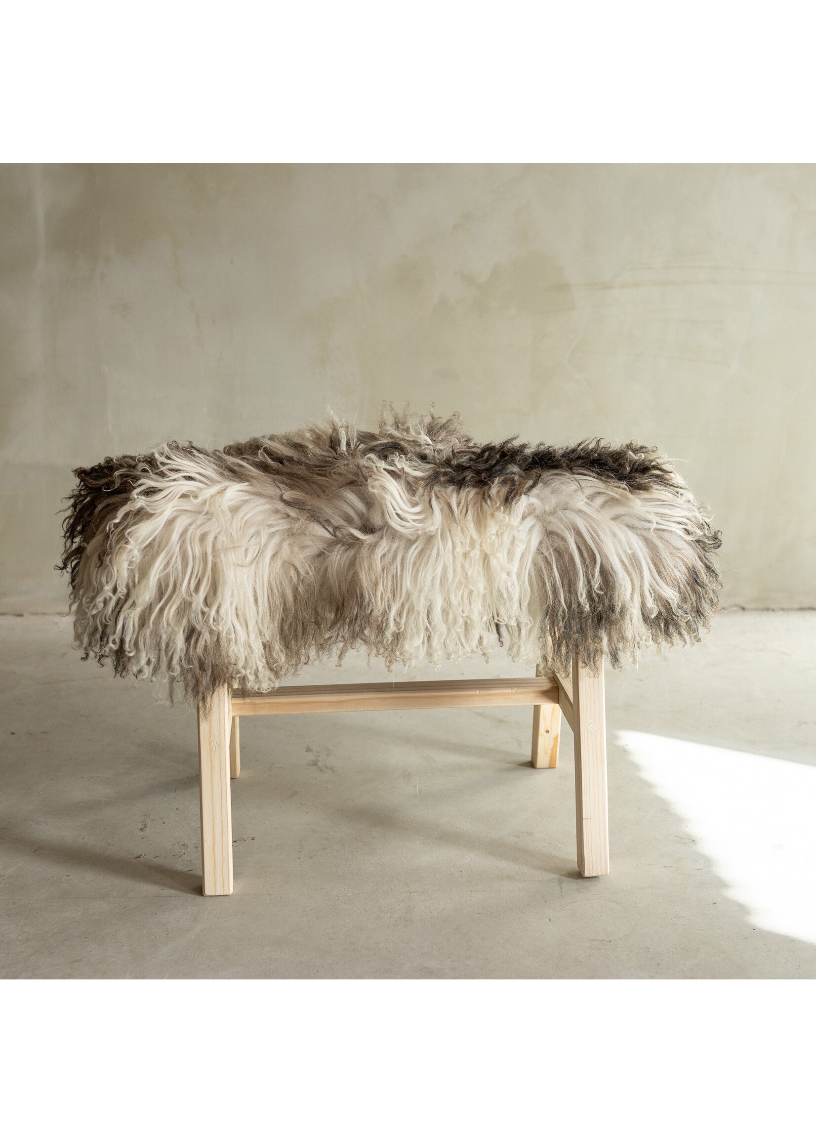 Van Buren sinds 1861 Uniquely Photographed Wooden Bench with Sheepskin - Curly/Mountain Sheep - 70x20x46 cm (LxBxH) - BNK-09