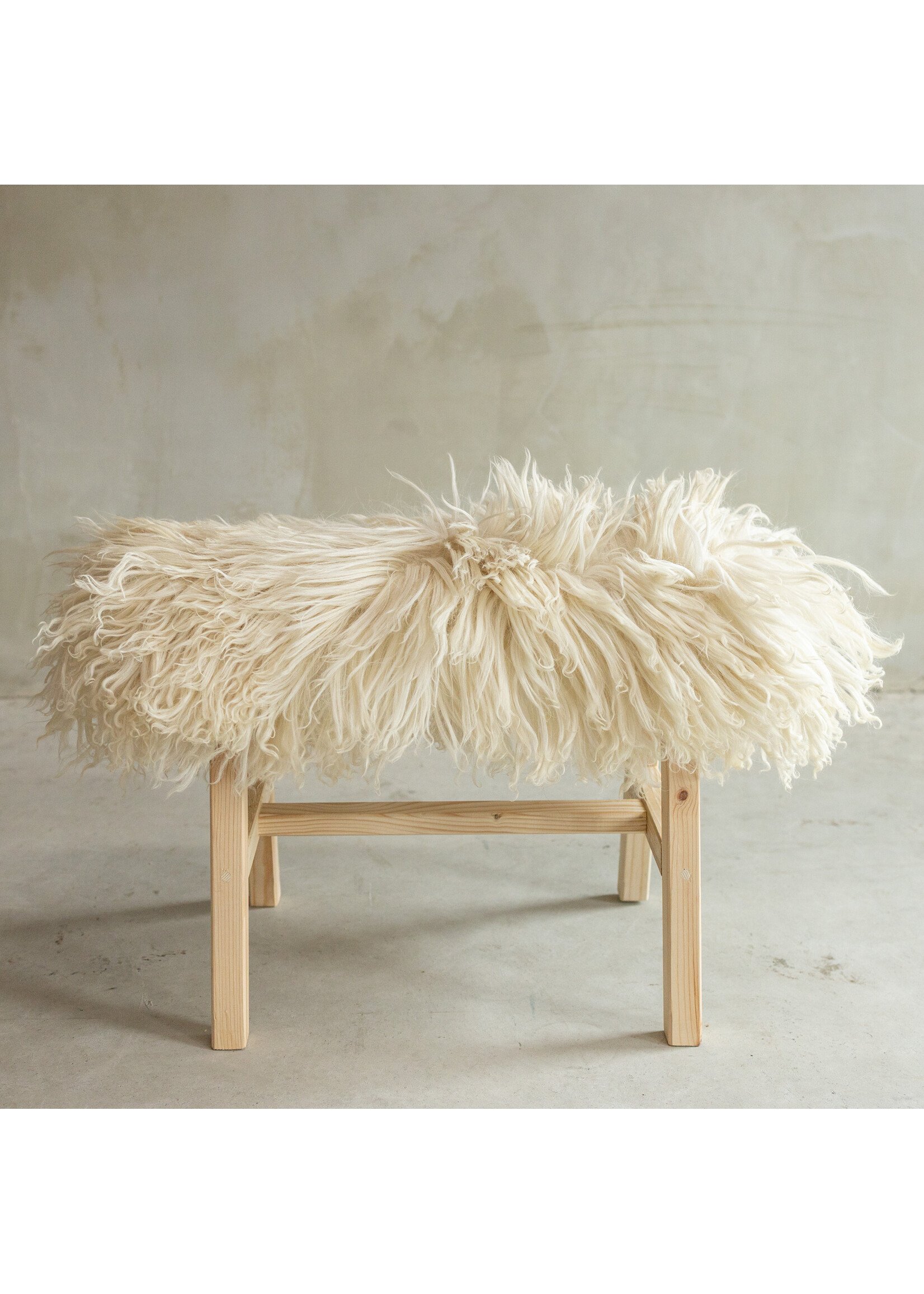 Van Buren sinds 1861 Separat Fotografiert Hölzernes Bänkchen mit Schaffell - Lockig/Bergschaf - 70x20x46 cm (LxBxH) - BNK-33