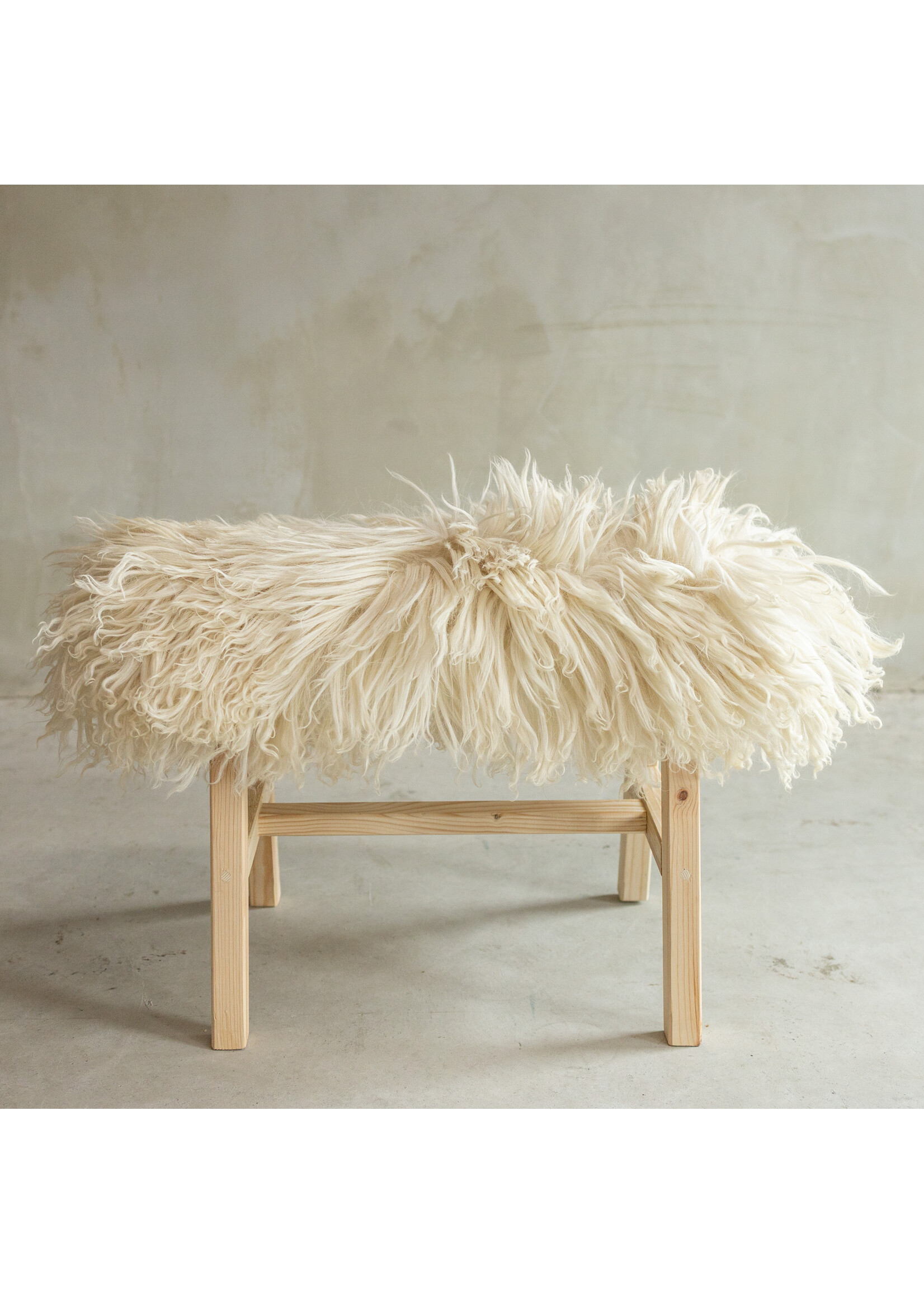 Van Buren sinds 1861 Uniek Gefotografeerd Houten Bankje met Schapenvacht - Krul/Bergschaap - 70x20x46 cm (LxBxH) - BNK-33