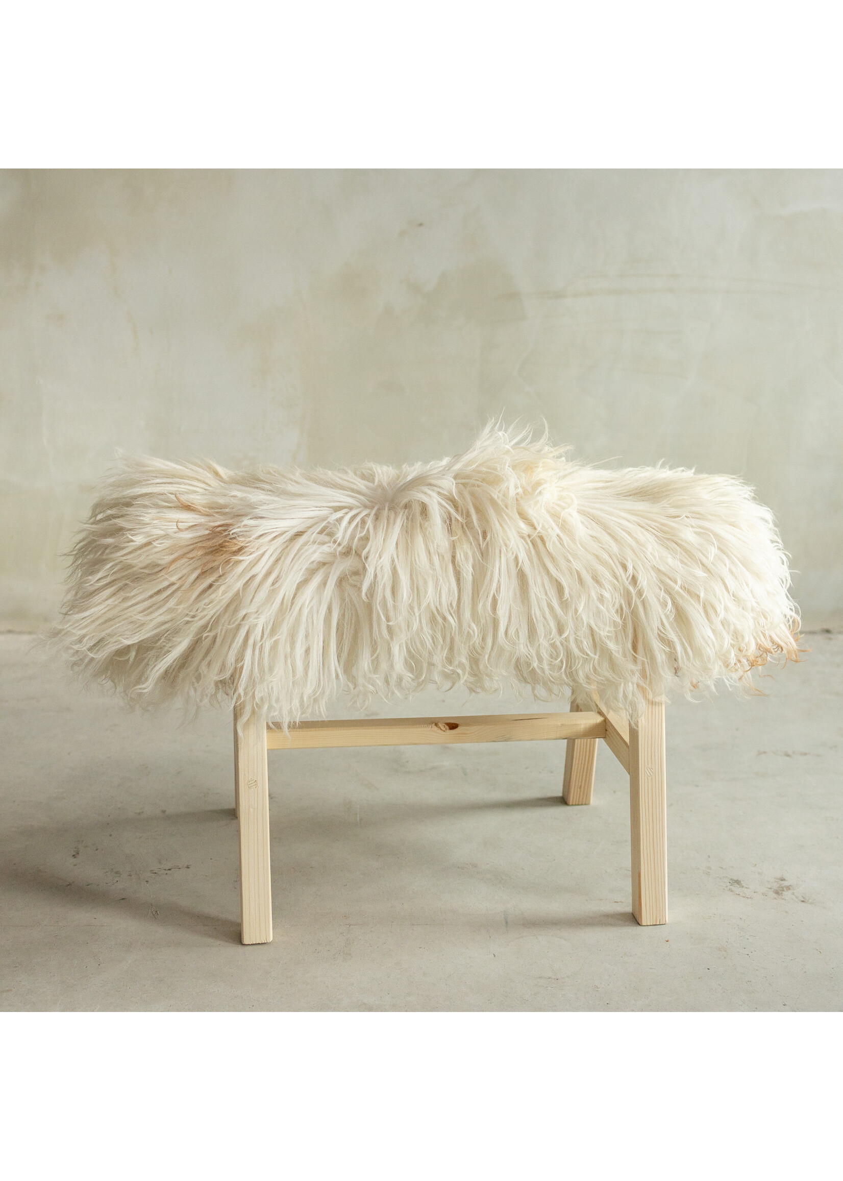 Van Buren sinds 1861 Uniquely Photographed Wooden Bench with Sheepskin - Curly/Mountain Sheep - 70x20x46 cm (LxBxH) - BNK-01