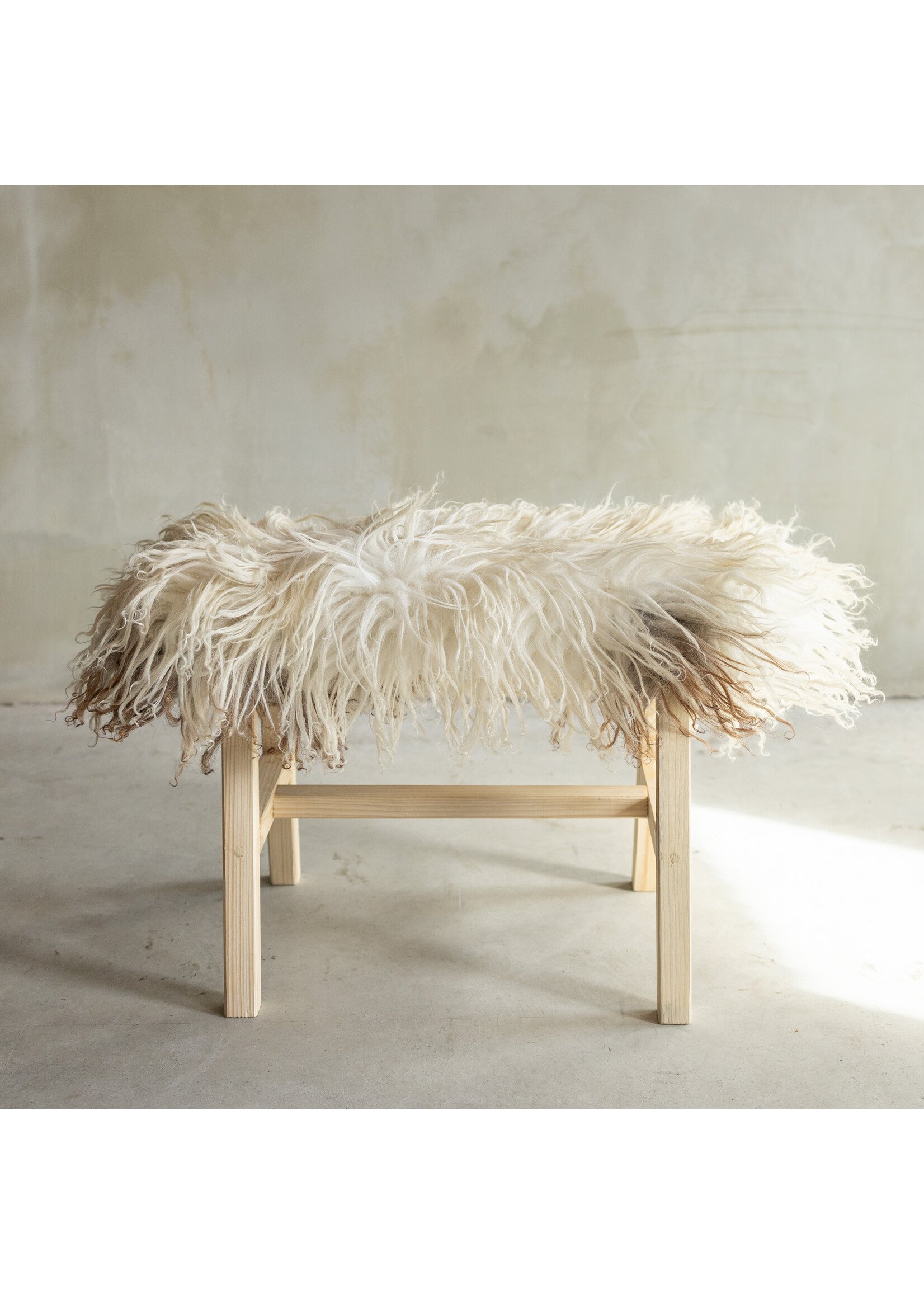 Van Buren sinds 1861 Uniquely Photographed Wooden Bench with Sheepskin - Curly/Mountain Sheep - 70x20x46 cm (LxBxH) - BNK-25