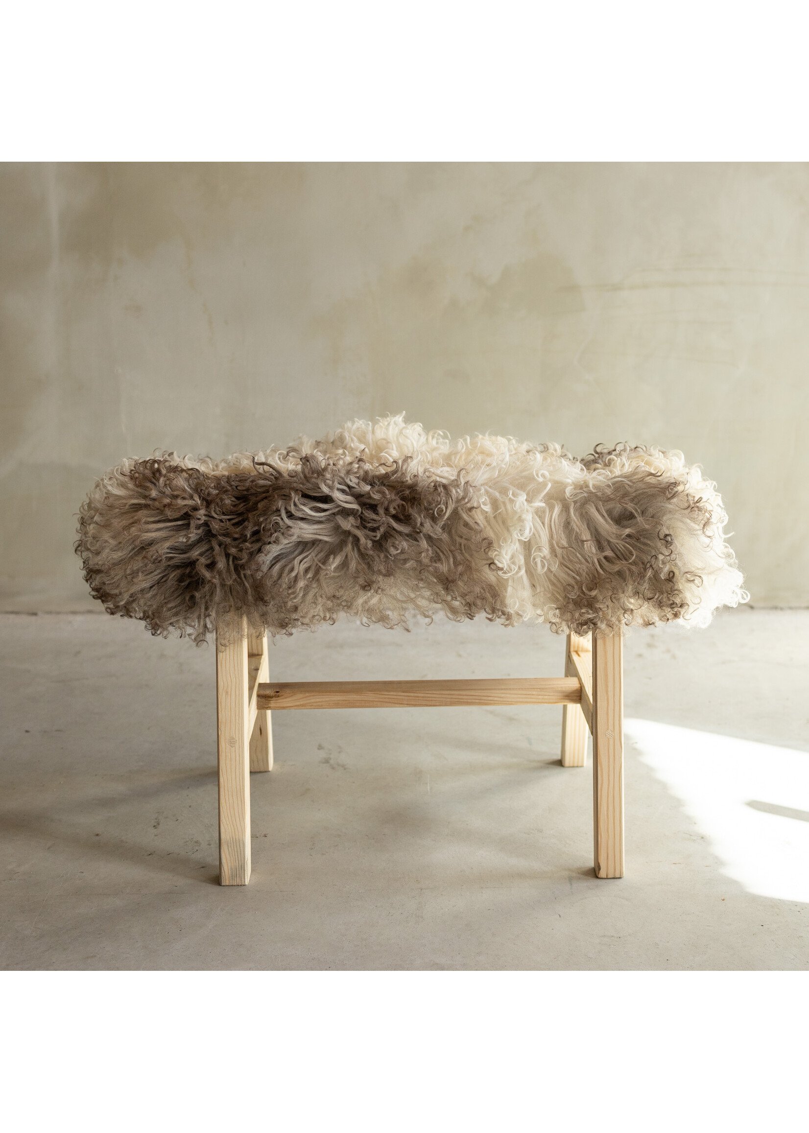 Van Buren sinds 1861 Uniquely Photographed Wooden Bench with Sheepskin - Curly/Mountain Sheep - 70x20x46 cm (LxBxH) - BNK-12