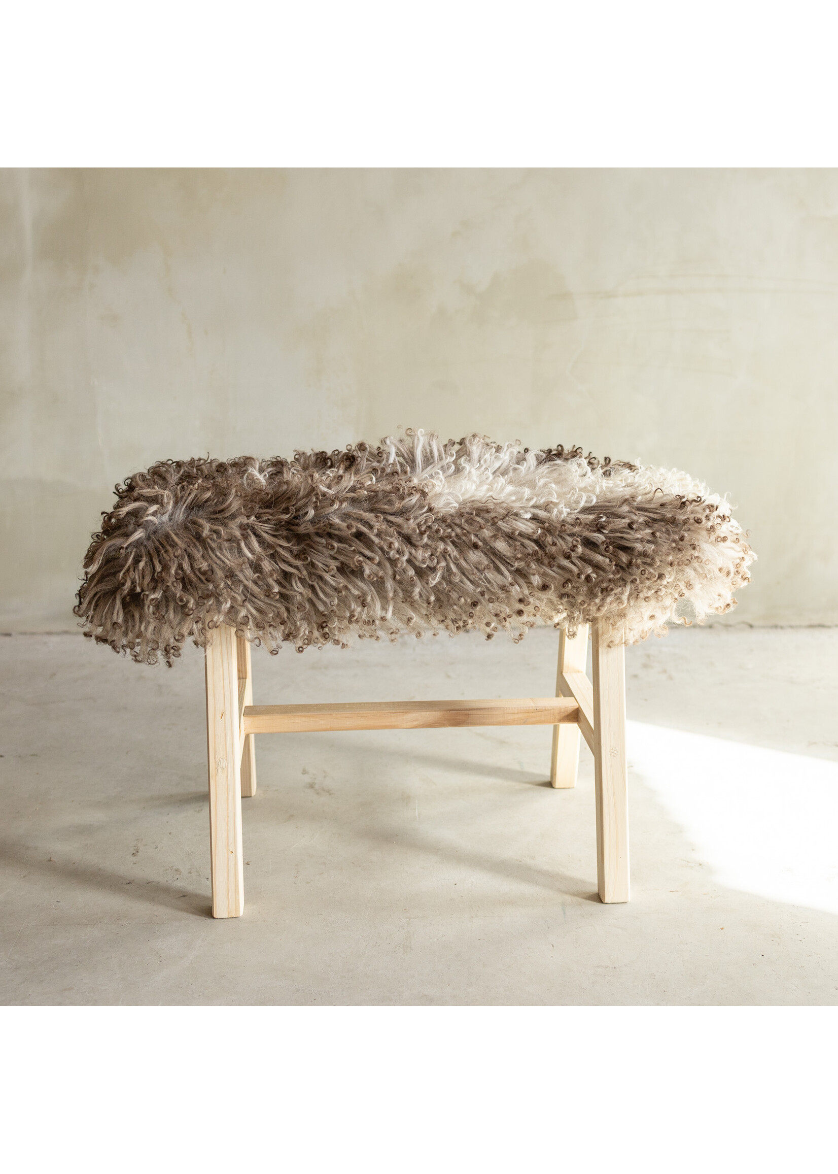 Van Buren sinds 1861 Uniquely Photographed Wooden Bench with Sheepskin - Curly/Mountain Sheep - 70x20x46 cm (LxBxH) - BNK-27
