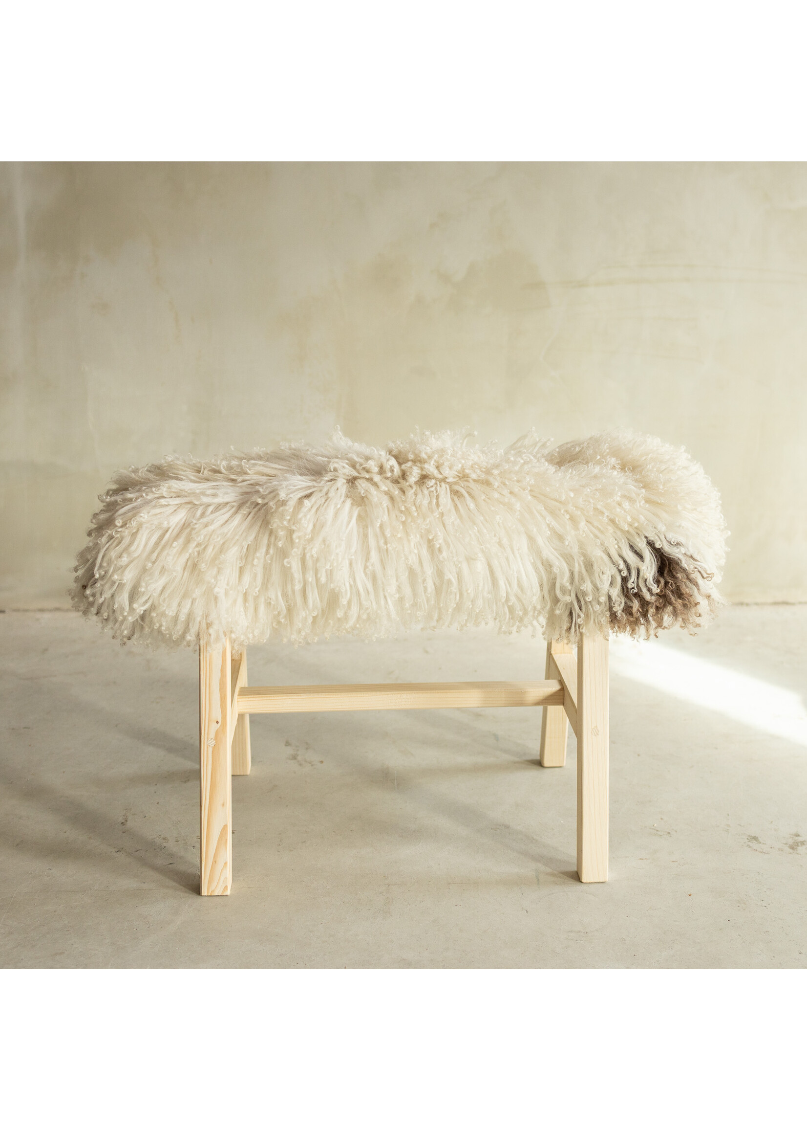 Van Buren sinds 1861 Uniquely Photographed Wooden Bench with Sheepskin - Curly/Mountain Sheep - 70x20x46 cm (LxBxH) - BNK-46