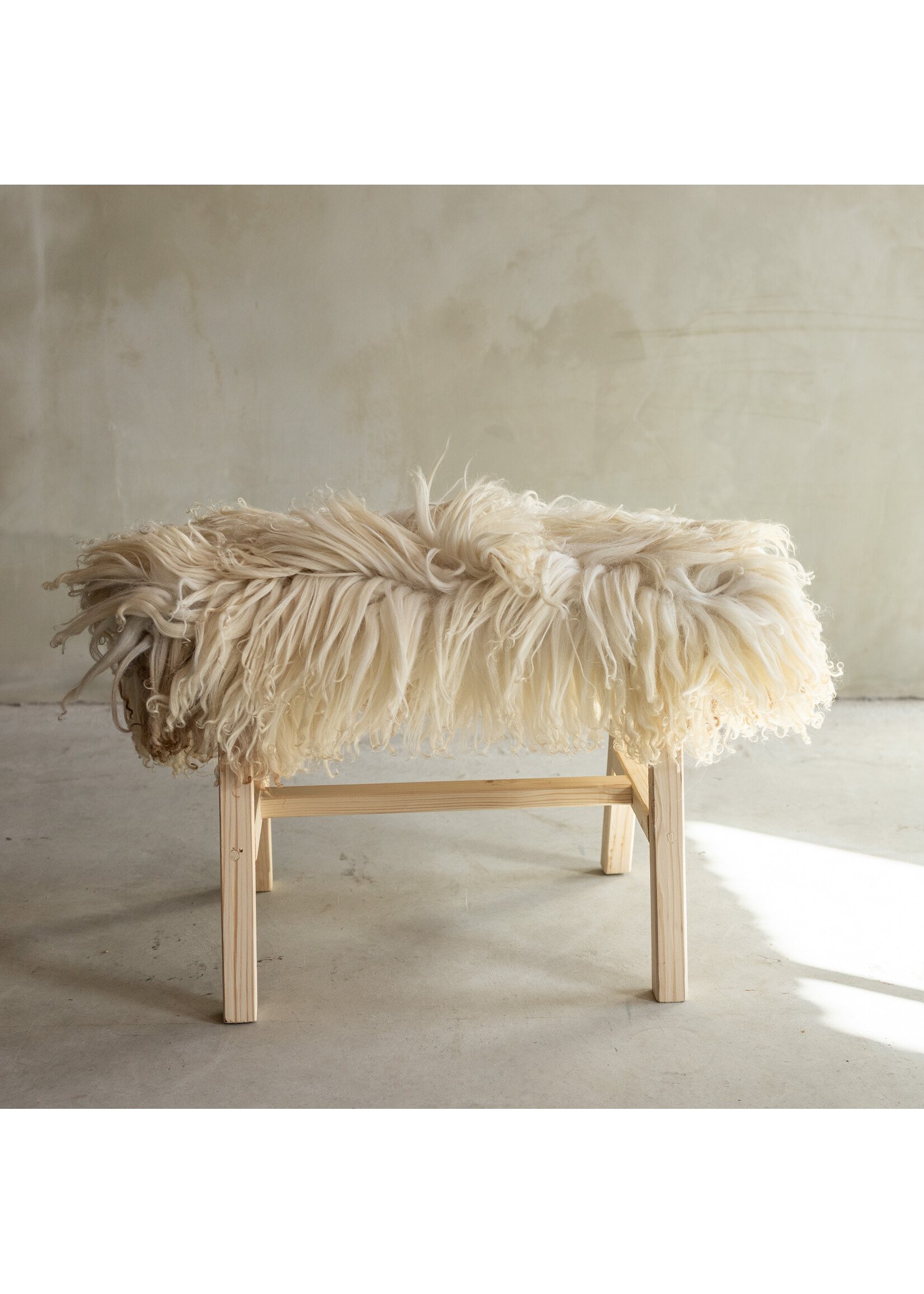 Van Buren sinds 1861 Uniquely Photographed Wooden Bench with Sheepskin - Curly/Mountain Sheep - 70x20x46 cm (LxBxH) - BNK-14
