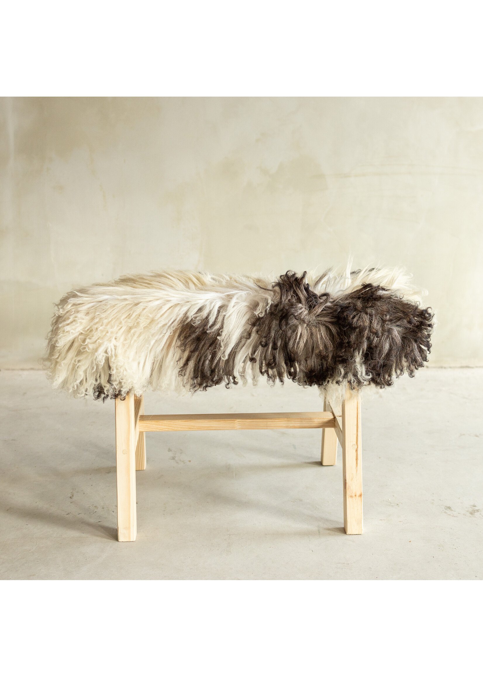 Van Buren sinds 1861 Uniquely Photographed Wooden Bench with Sheepskin - Curly/Mountain Sheep - 70x20x46 cm (LxBxH) - BNK-44
