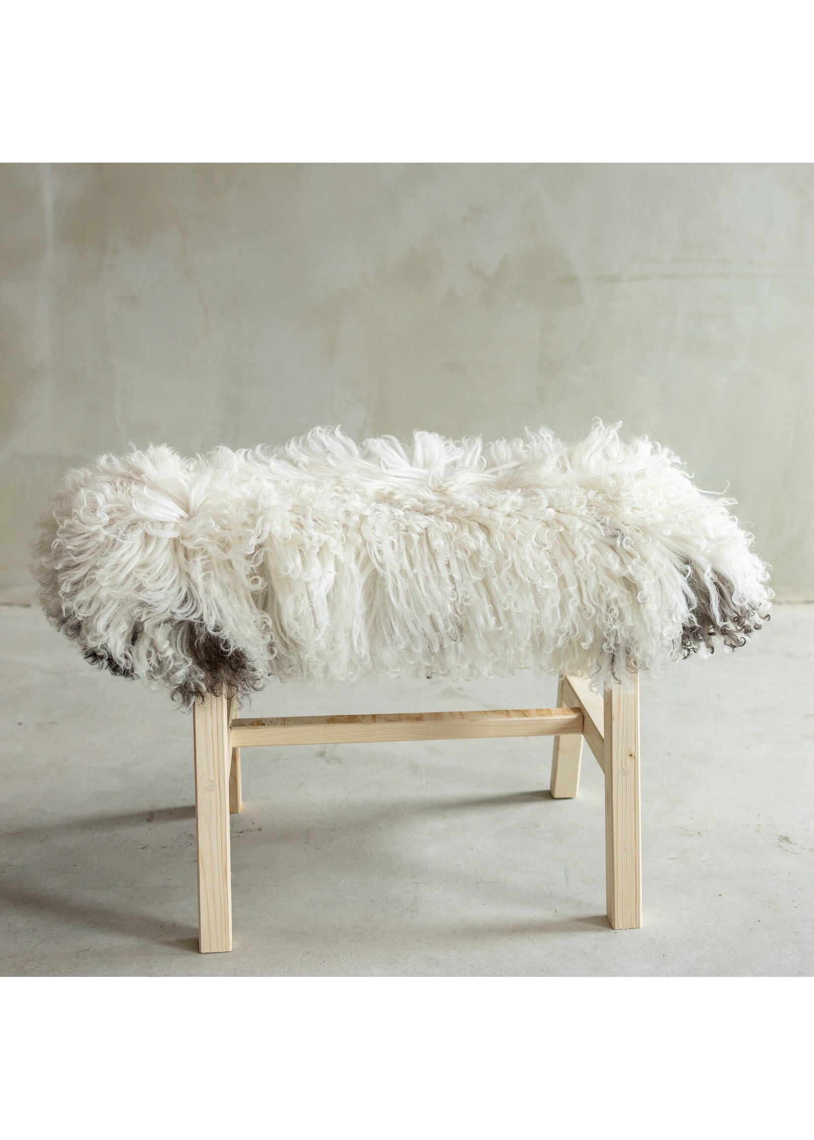 Van Buren sinds 1861 Uniquely Photographed Wooden Bench with Sheepskin - Curly/Mountain Sheep - 70x20x46 cm (LxBxH) - BNK-28