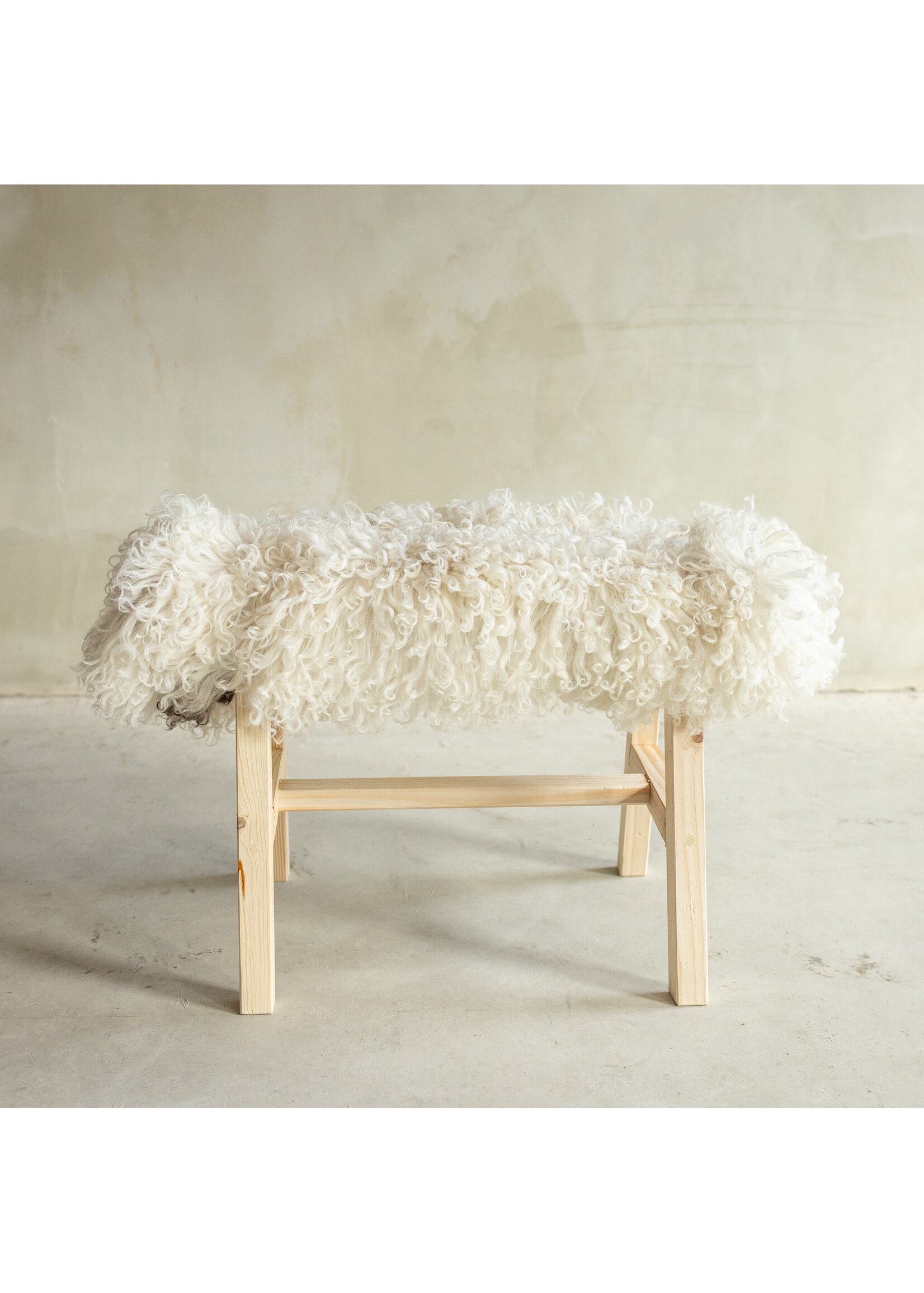 Van Buren sinds 1861 Uniquely Photographed Wooden Bench with Sheepskin - Curly/Mountain Sheep - 70x20x46 cm (LxBxH) - BNK-39