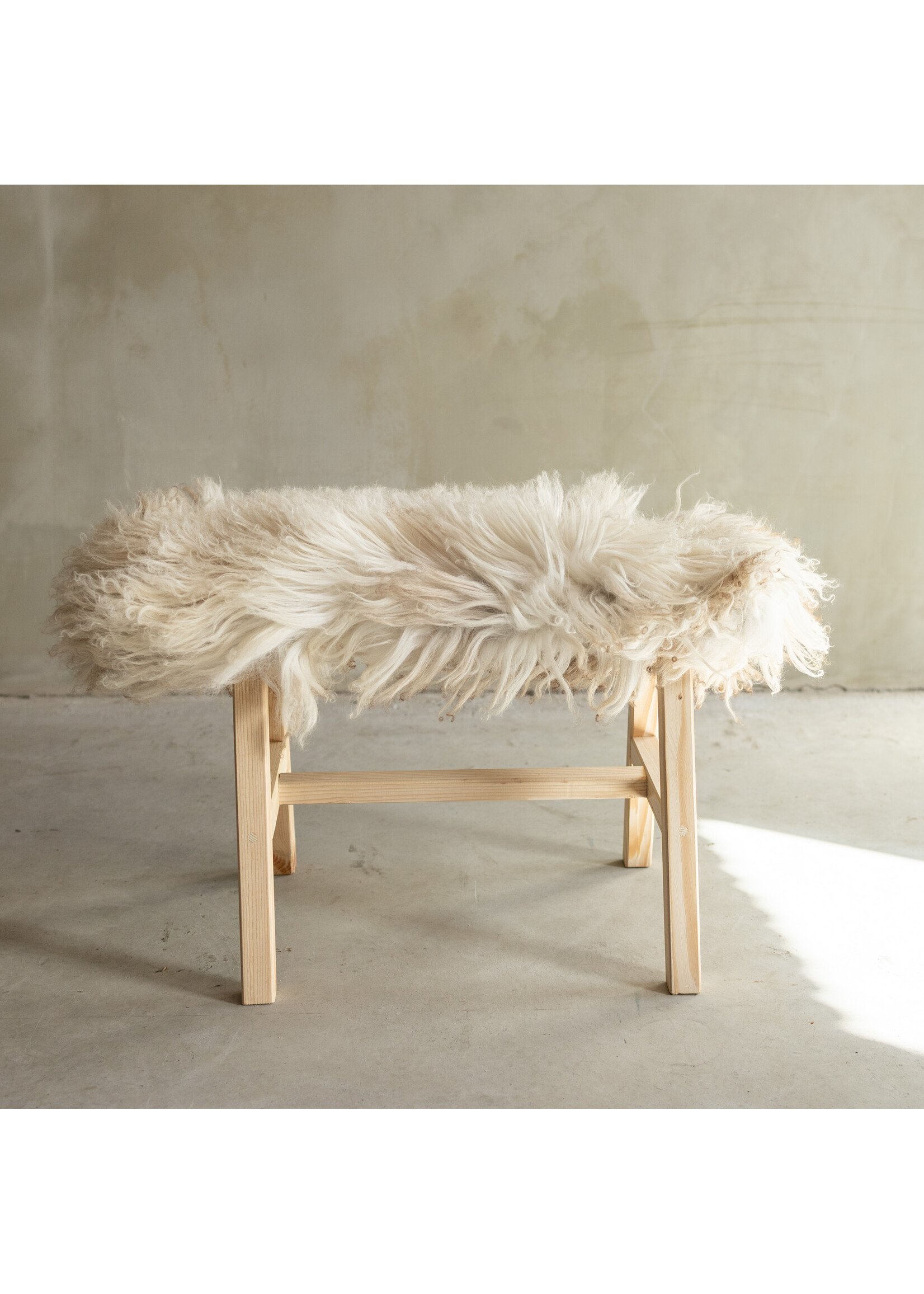 Van Buren sinds 1861 Uniek Gefotografeerd Houten Bankje met Schapenvacht - Krul/Bergschaap - 70x20x46 cm (LxBxH) - BNK-10