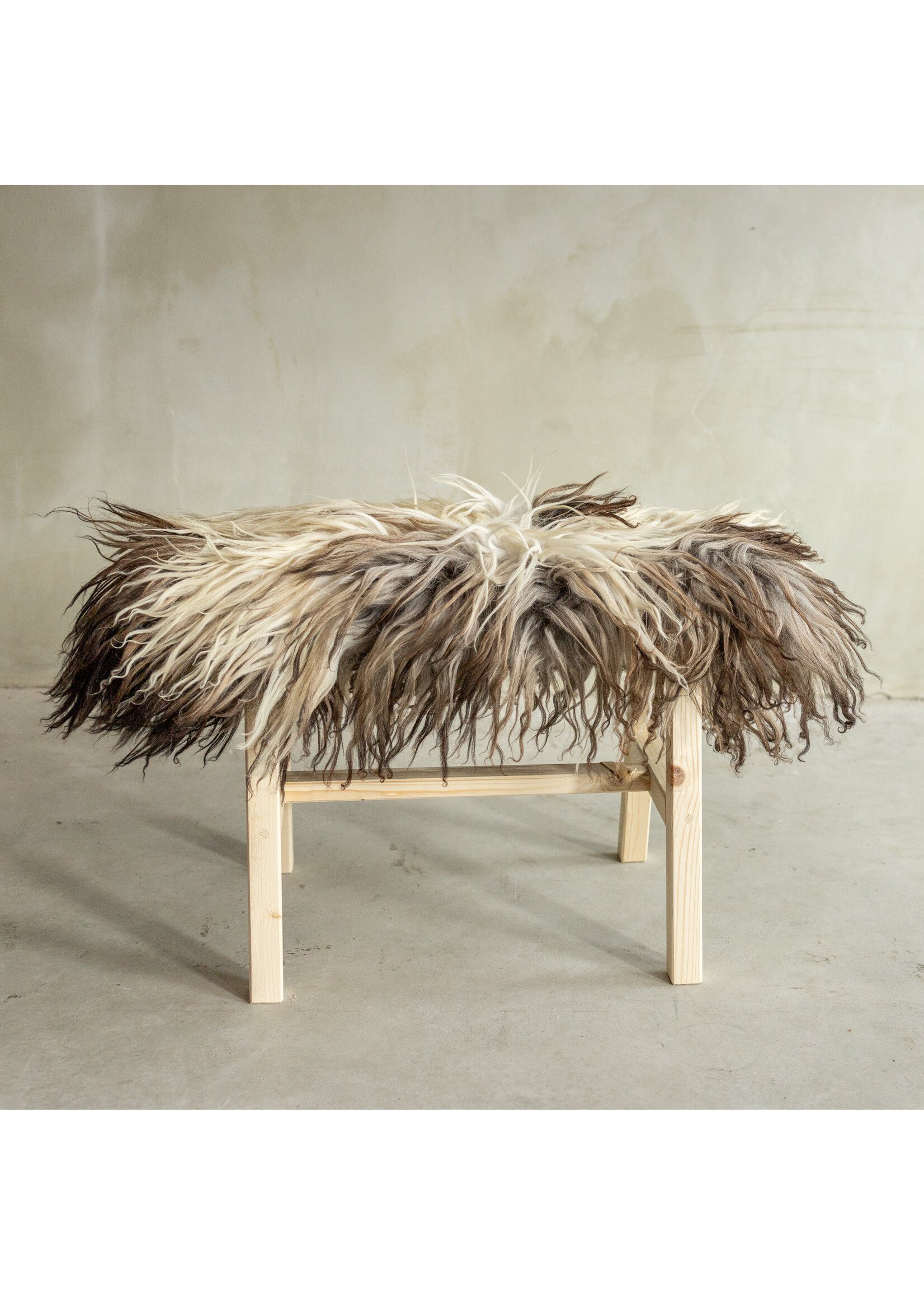Van Buren sinds 1861 Uniquely Photographed Wooden Bench with Sheepskin - Curly/Mountain Sheep - 70x20x46 cm (LxBxH) - BNK-05