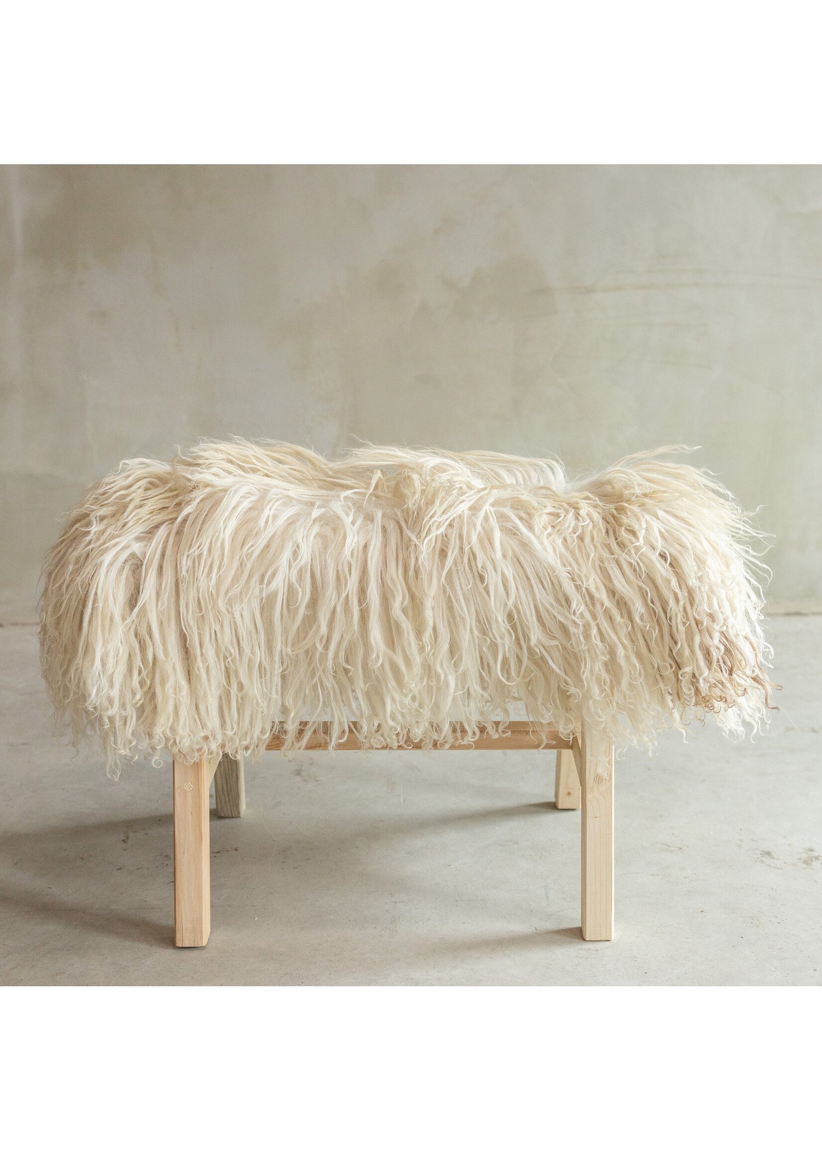 Van Buren sinds 1861 Photographié Séparément Banc en Bois avec Peau de Mouton - Bouclé/Mouton de Montagne - 70x20x46 cm (LxBxH) - BNK-32