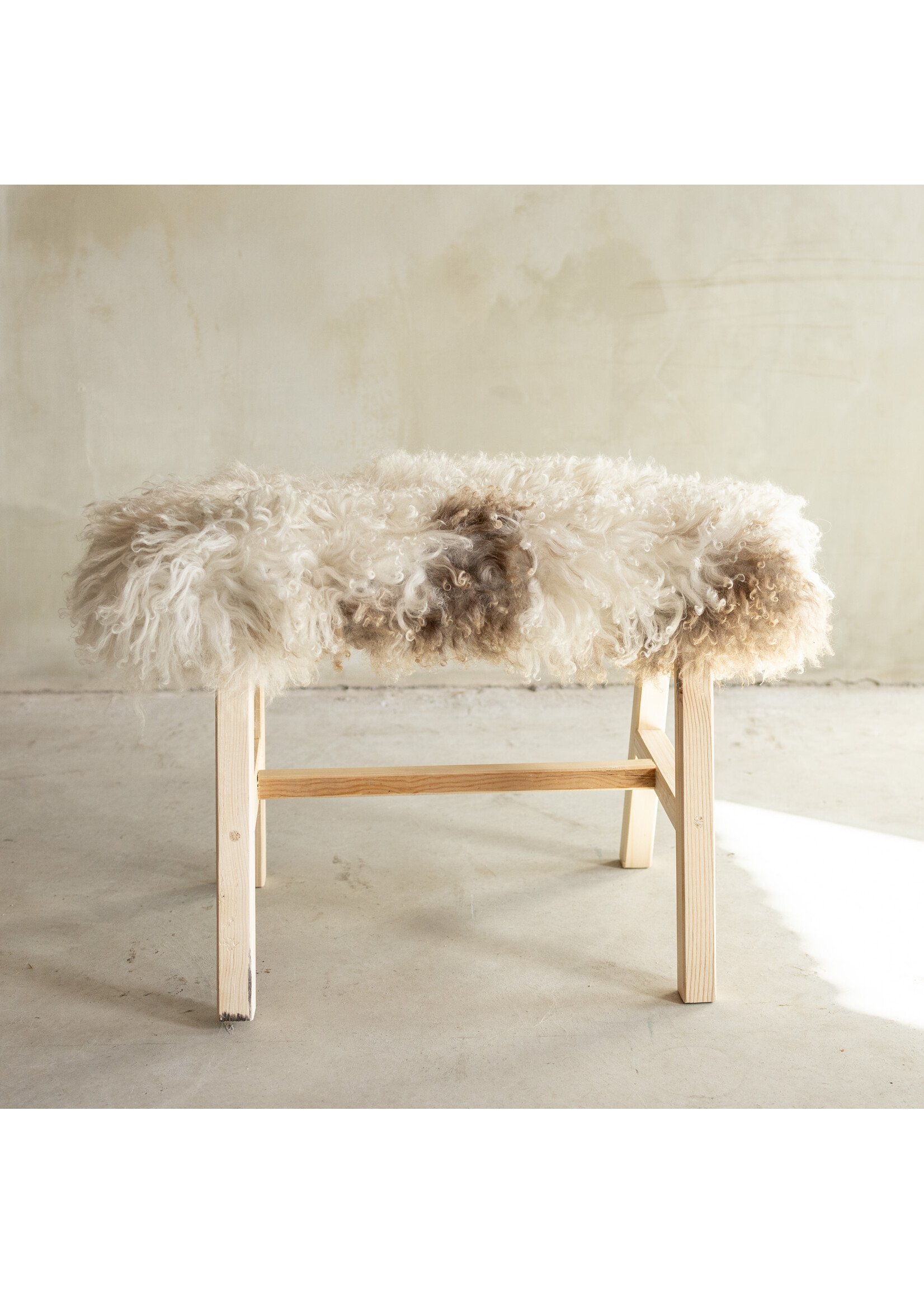 Van Buren sinds 1861 Uniquely Photographed Wooden Bench with Sheepskin - Curly/Mountain Sheep - 70x20x46 cm (LxBxH) - BNK-24