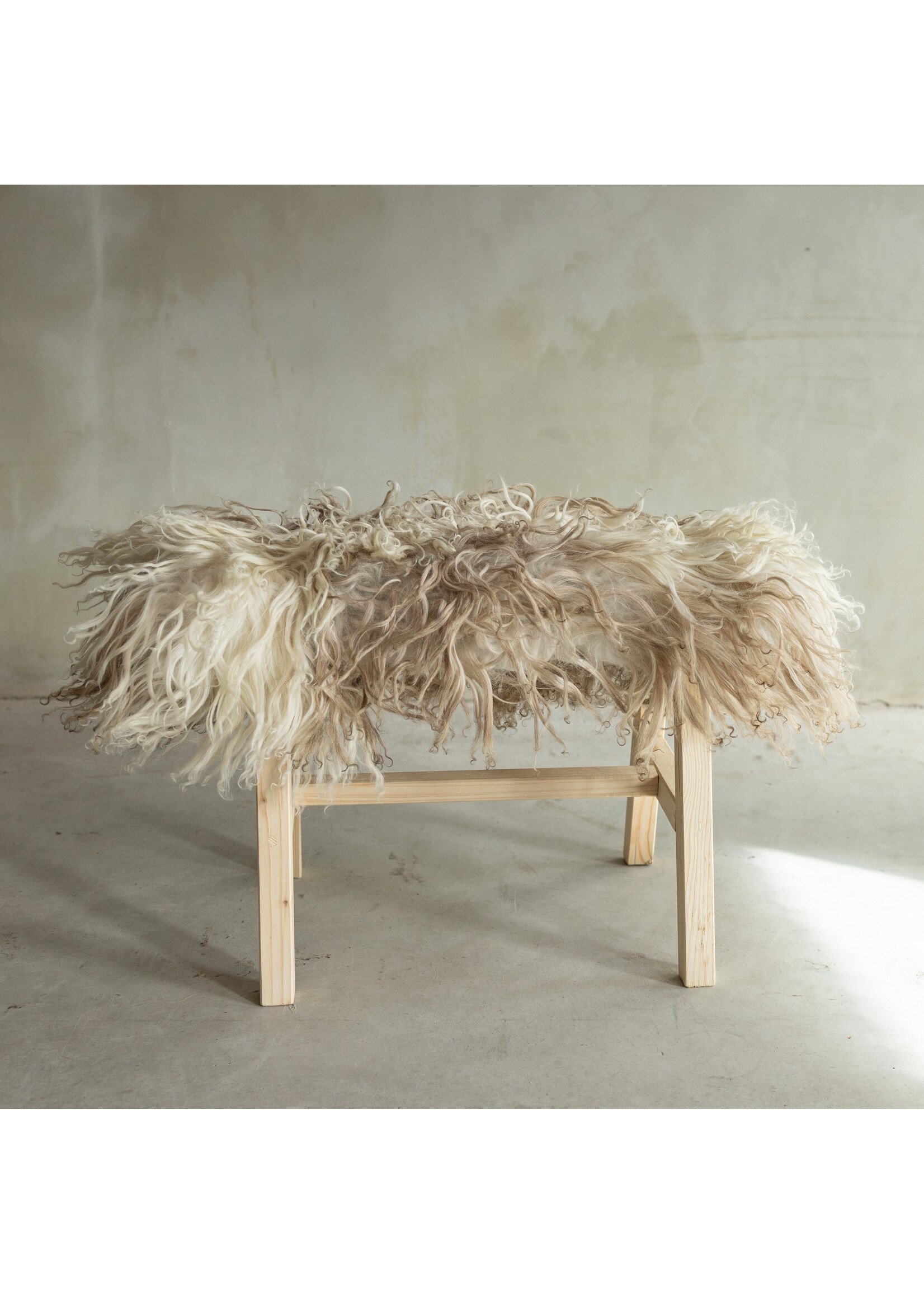 Van Buren sinds 1861 Uniquely Photographed Wooden Bench with Sheepskin - Curly/Mountain Sheep - 70x20x46 cm (LxBxH) - BNK-06