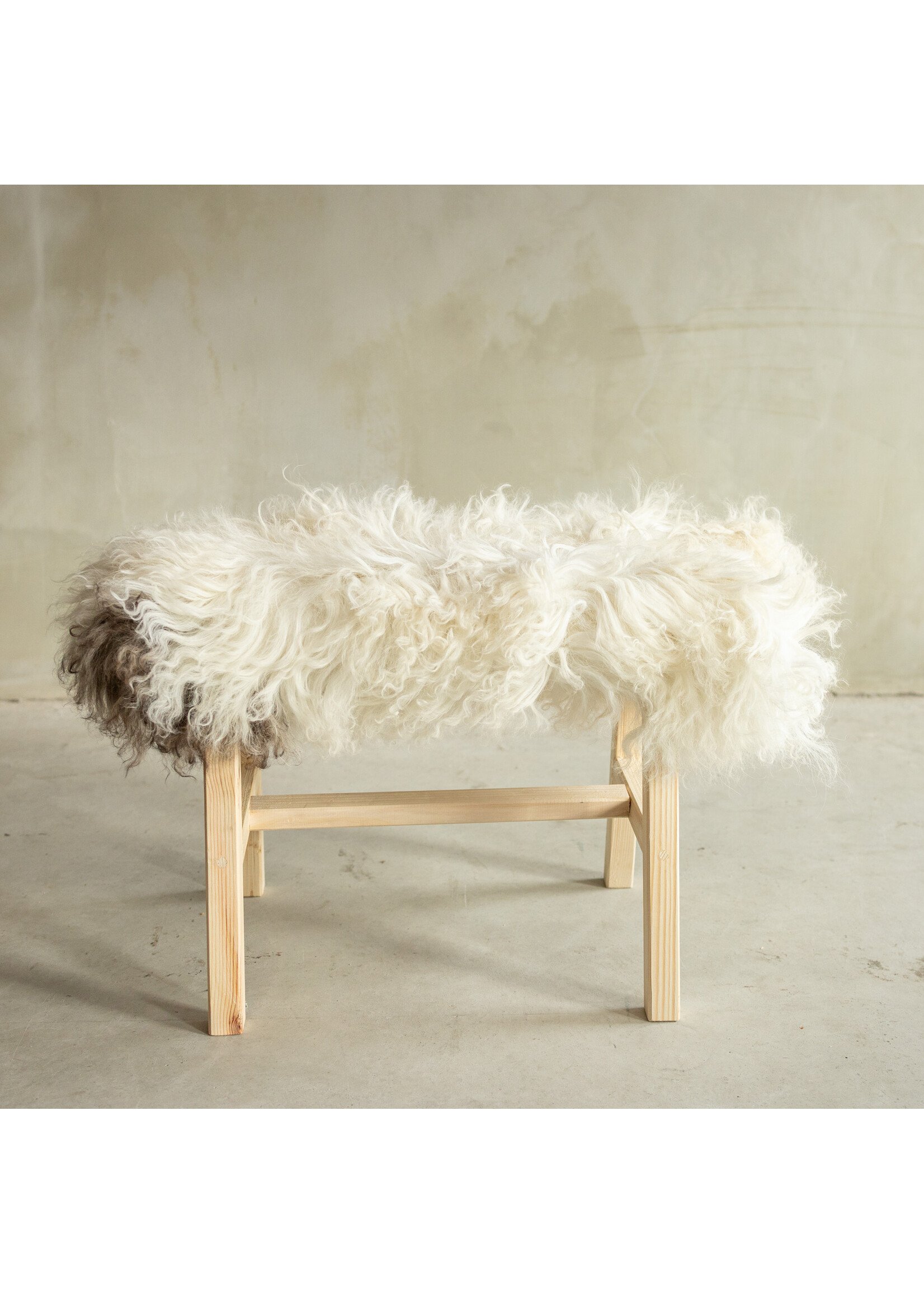 Van Buren sinds 1861 Uniquely Photographed Wooden Bench with Sheepskin - Curly/Mountain Sheep - 70x20x46 cm (LxBxH) - BNK-49