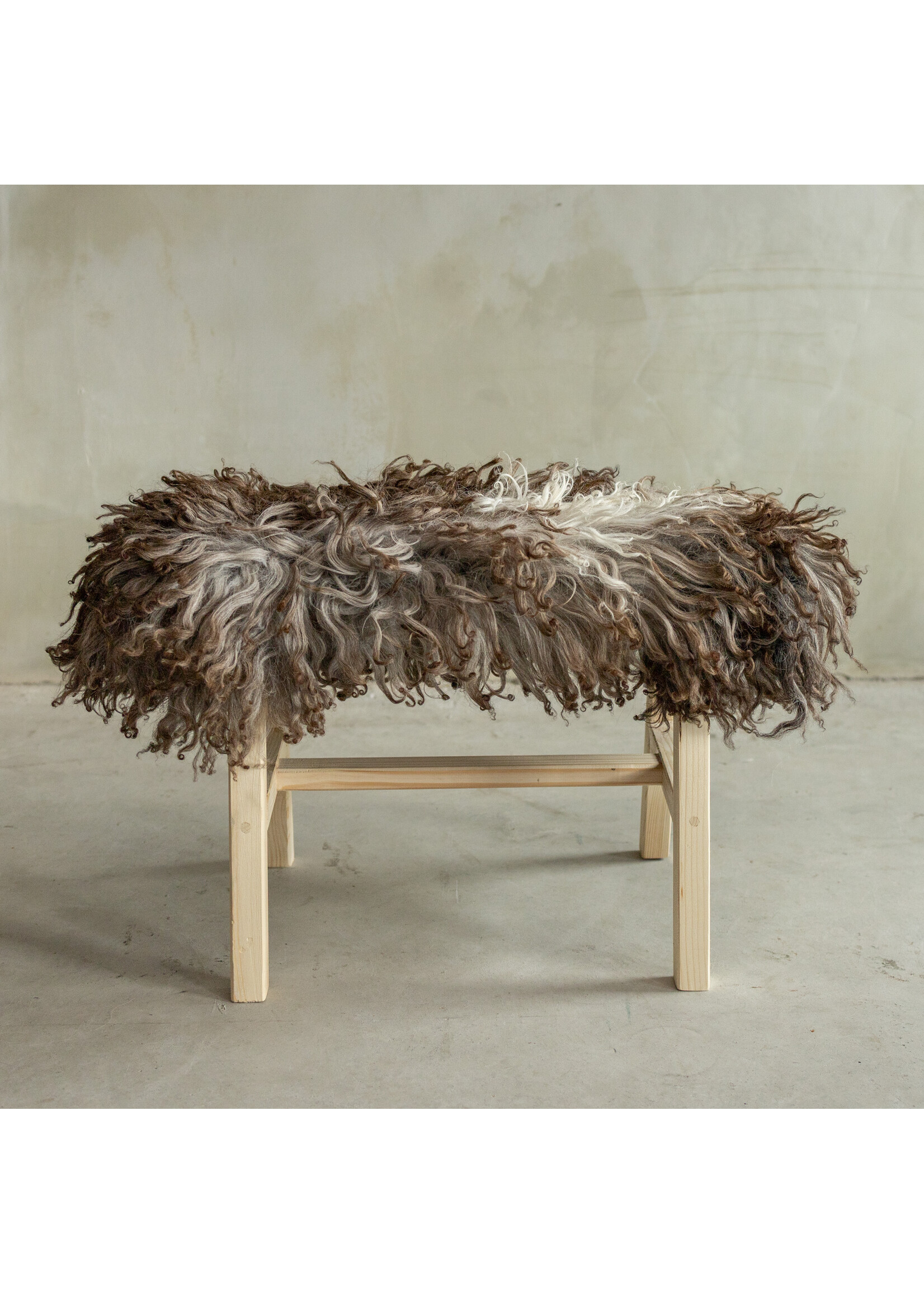 Van Buren sinds 1861 Uniquely Photographed Wooden Bench with Sheepskin - Curly/Mountain Sheep - 70x20x46 cm (LxBxH) - BNK-02