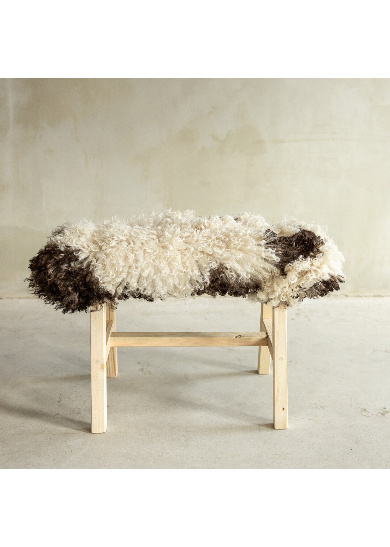 Van Buren sinds 1861 Photographié Séparément Banc en Bois avec Peau de Mouton - Bouclé/Mouton de Montagne - 70x20x46 cm (LxBxH) - BNK-42