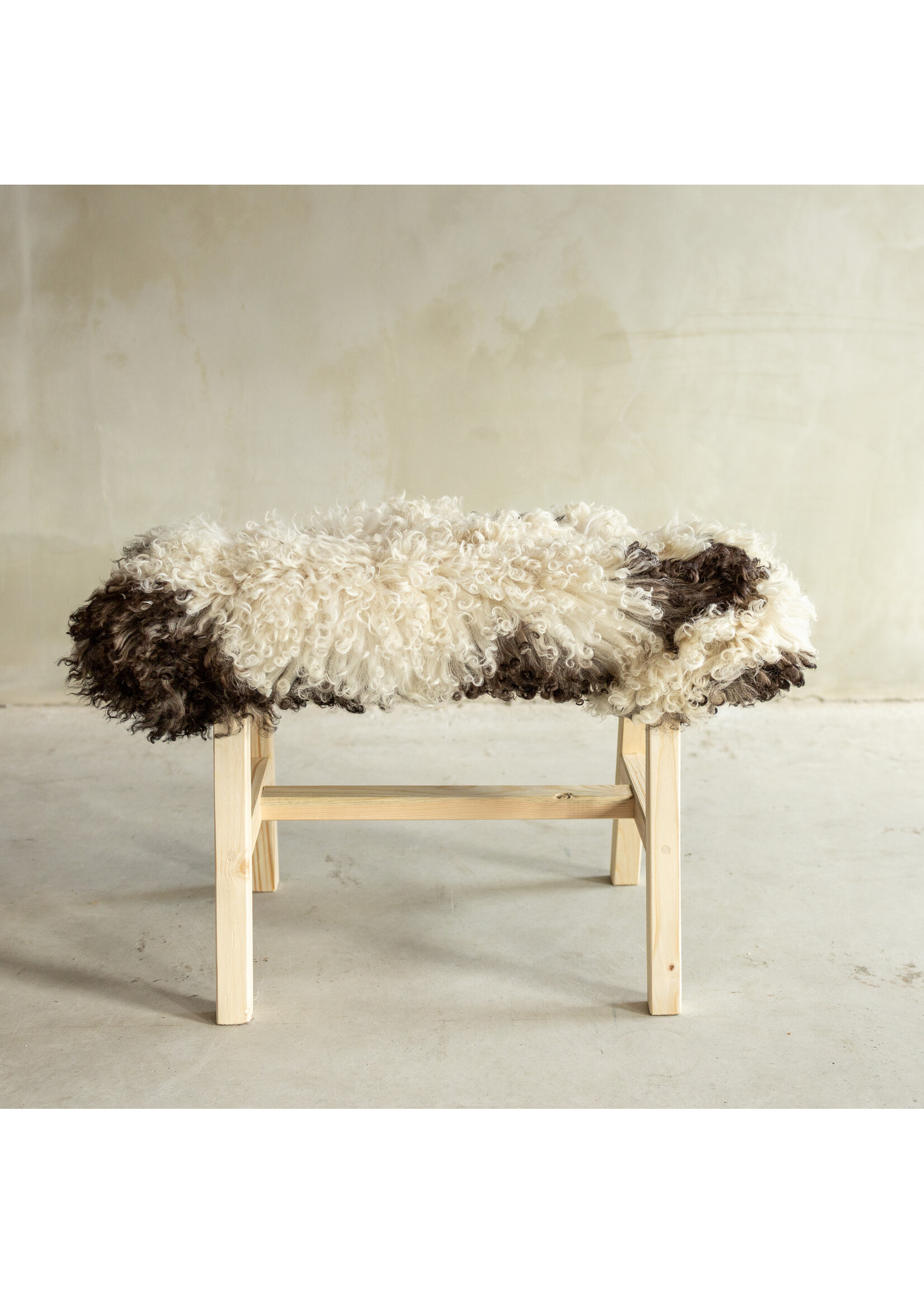 Van Buren sinds 1861 Uniek Gefotografeerd Houten Bankje met Schapenvacht - Krul/Bergschaap - 70x20x46 cm (LxBxH) - BNK-42