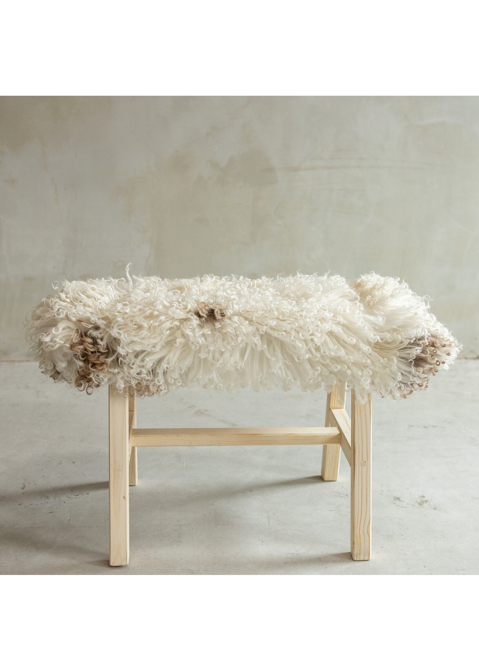 Van Buren sinds 1861 Uniquely Photographed Wooden Bench with Sheepskin - Curly/Mountain Sheep - 70x20x46 cm (LxBxH) - BNK-30