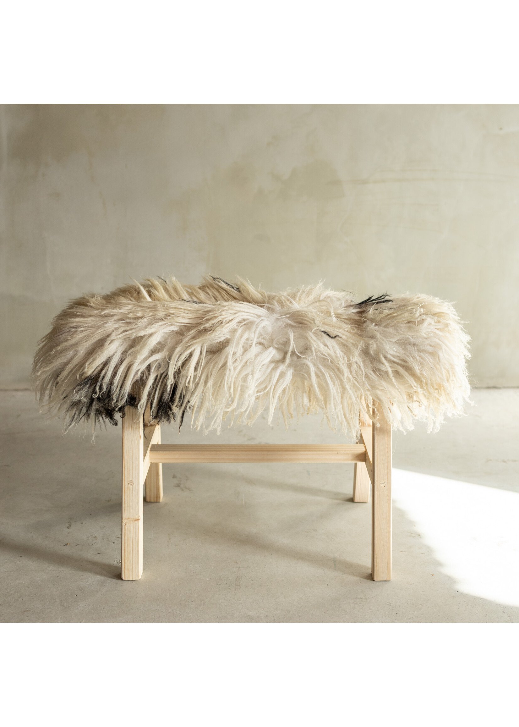 Van Buren sinds 1861 Uniquely Photographed Wooden Bench with Sheepskin - Curly/Mountain Sheep - 70x20x46 cm (LxBxH) - BNK-08