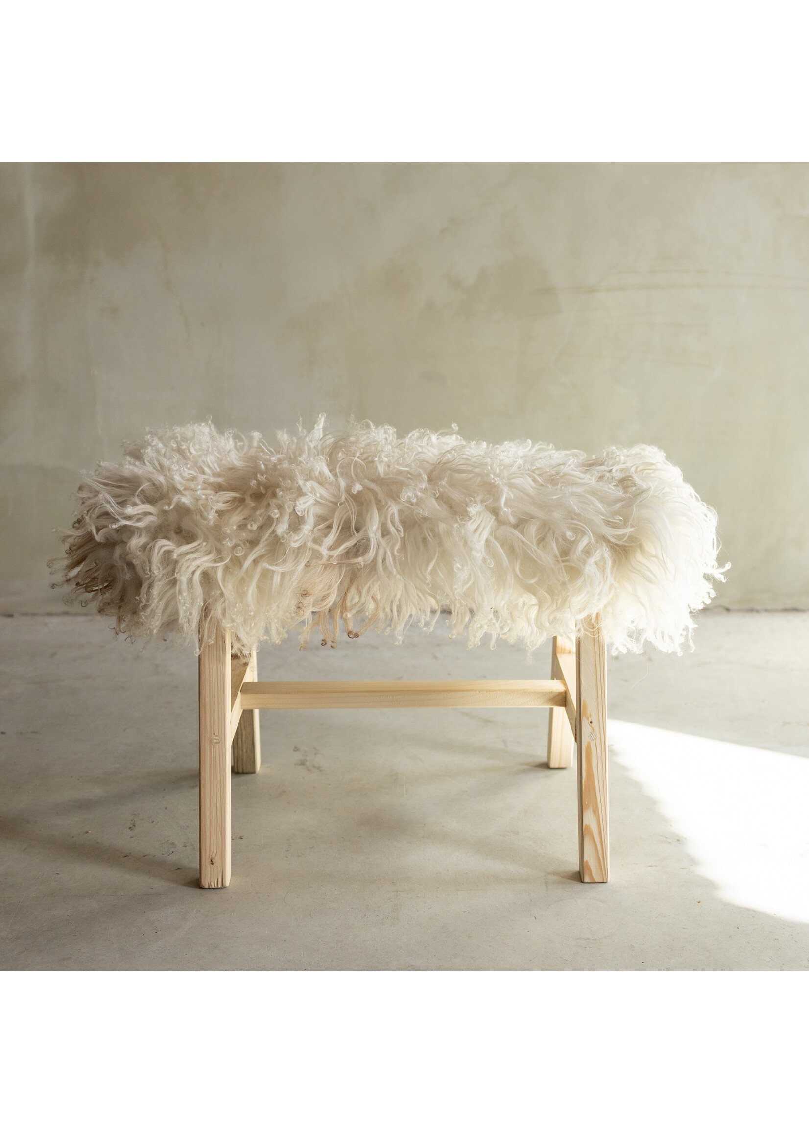 Van Buren sinds 1861 Uniquely Photographed Wooden Bench with Sheepskin - Curly/Mountain Sheep - 70x20x46 cm (LxBxH) - BNK-13