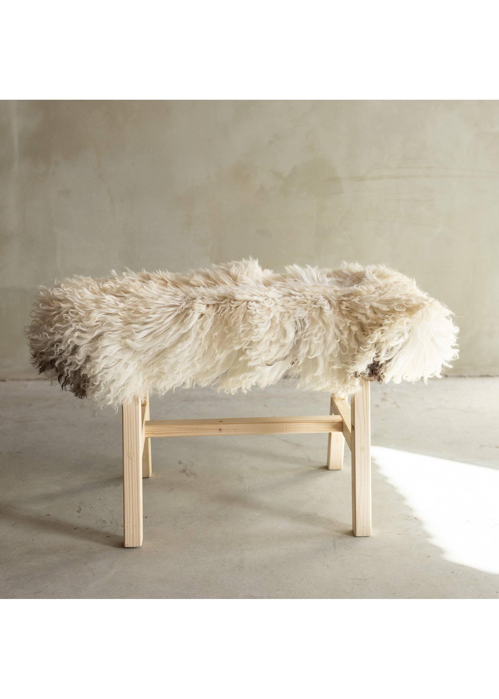 Van Buren sinds 1861 Uniquely Photographed Wooden Bench with Sheepskin - Curly/Mountain Sheep - 70x20x46 cm (LxBxH) - BNK-11