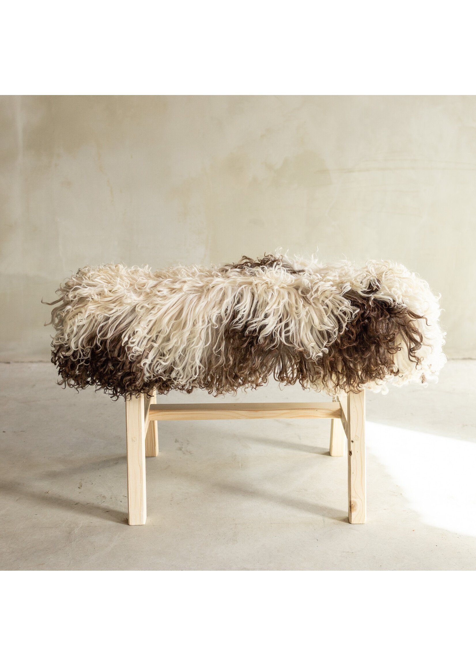 Van Buren sinds 1861 Uniquely Photographed Wooden Bench with Sheepskin - Curly/Mountain Sheep - 70x20x46 cm (LxBxH) - BNK-17