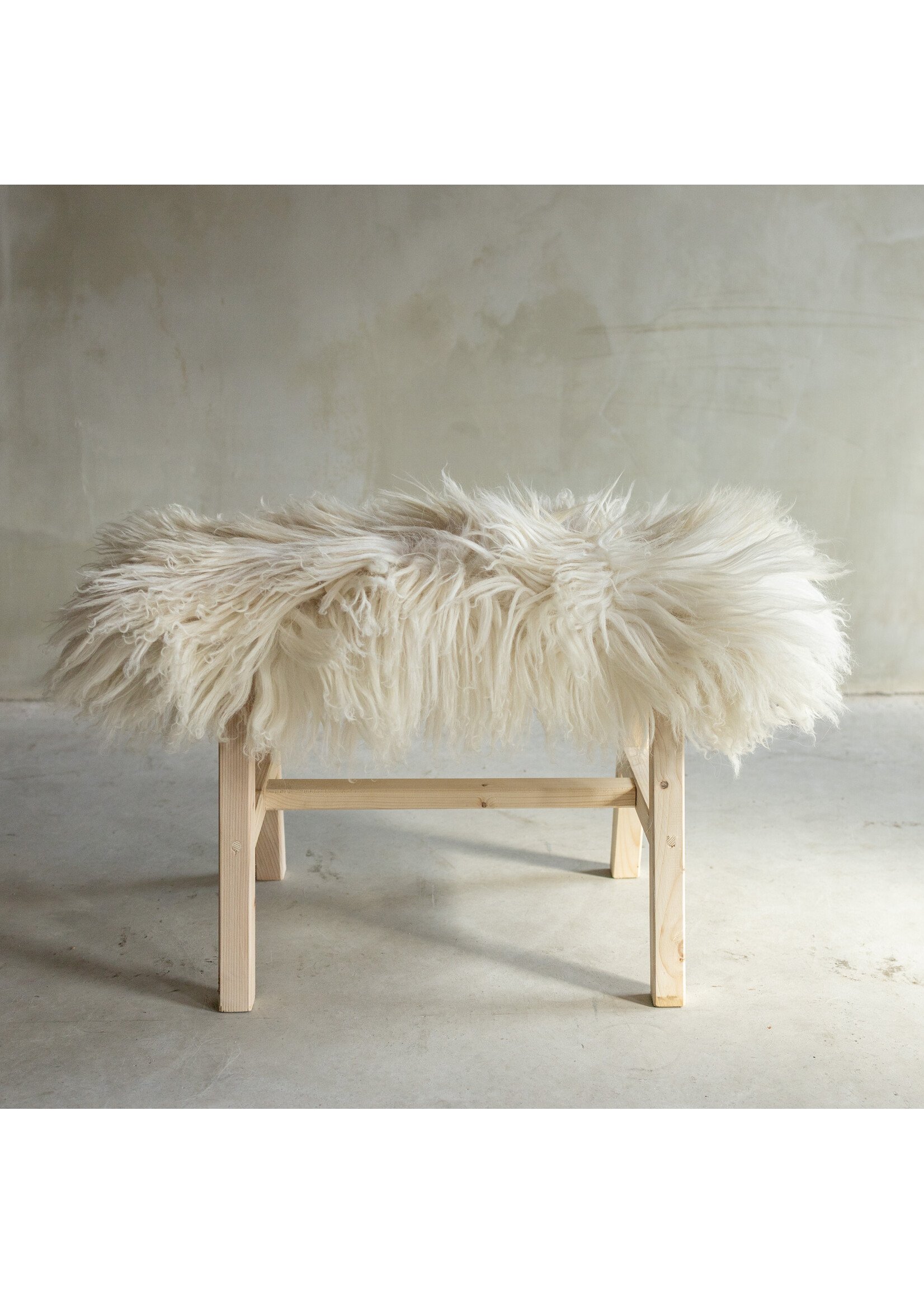 Van Buren sinds 1861 Uniquely Photographed Wooden Bench with Sheepskin - Curly/Mountain Sheep - 70x20x46 cm (LxBxH) - BNK-15