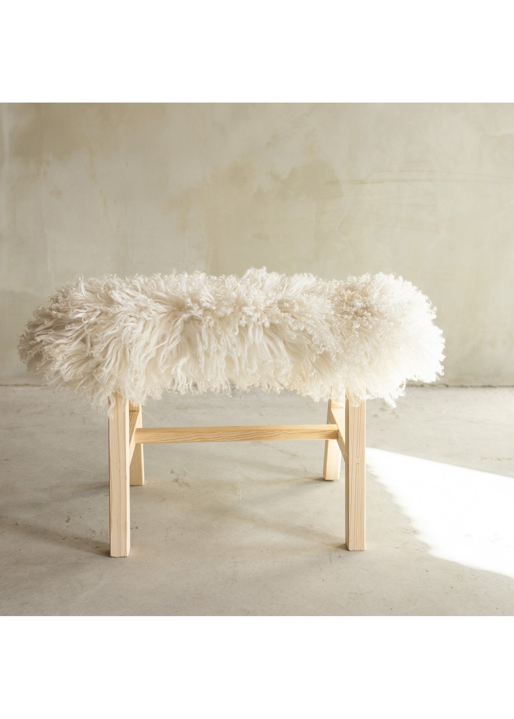 Van Buren sinds 1861 Uniquely Photographed Wooden Bench with Sheepskin - Curly/Mountain Sheep - 70x20x46 cm (LxBxH) - BNK-22