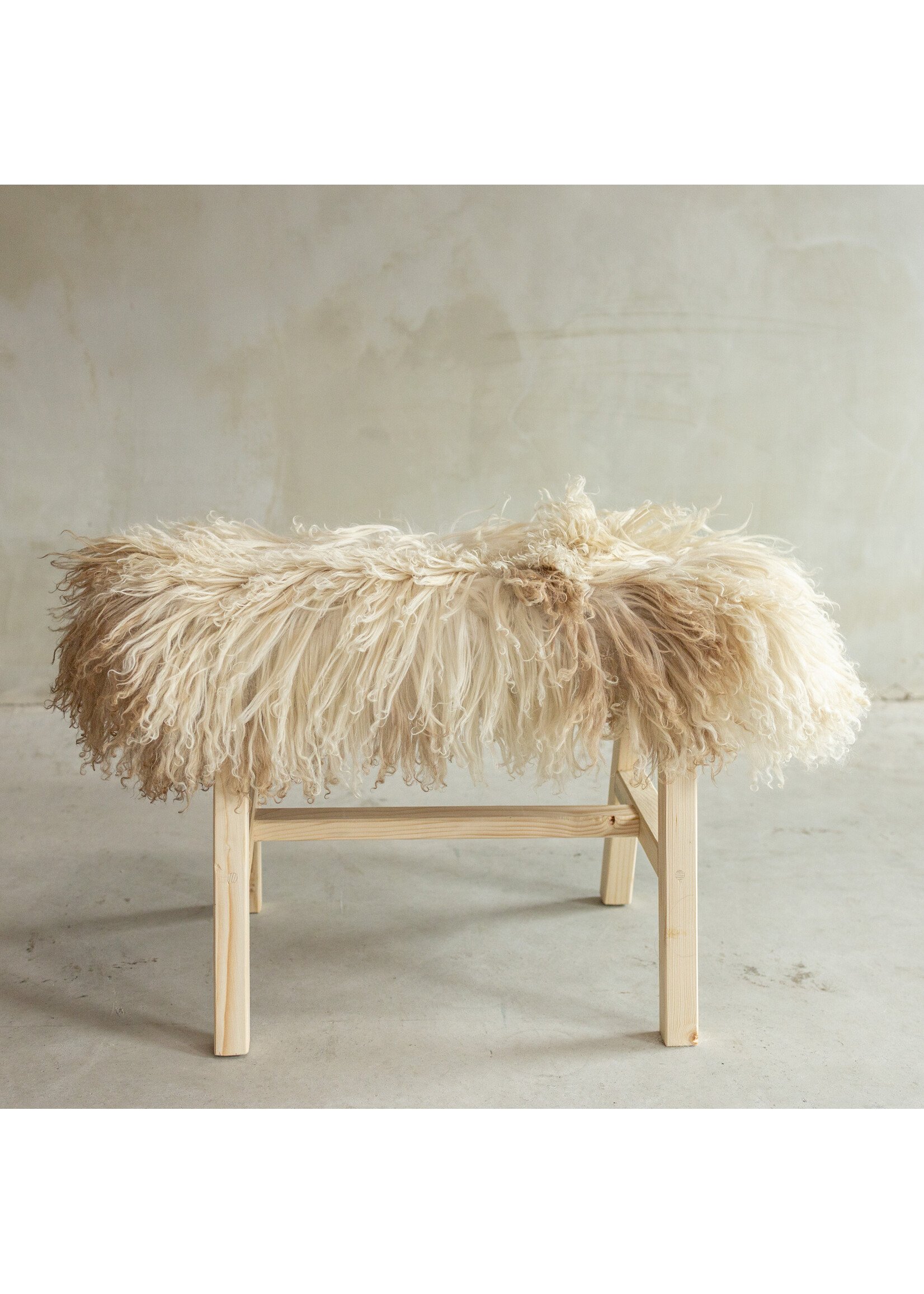 Van Buren sinds 1861 Uniquely Photographed Wooden Bench with Sheepskin - Curly/Mountain Sheep - 70x20x46 cm (LxBxH) - BNK-34