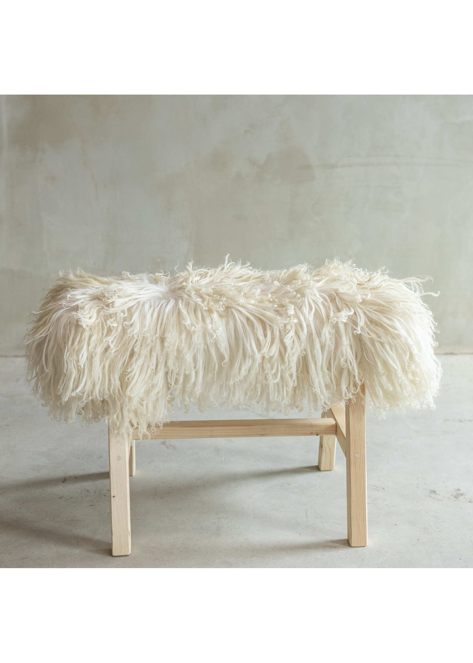 Van Buren sinds 1861 Uniek Gefotografeerd Houten Bankje met Schapenvacht - Krul/Bergschaap - 70x20x46 cm (LxBxH) - BNK-29