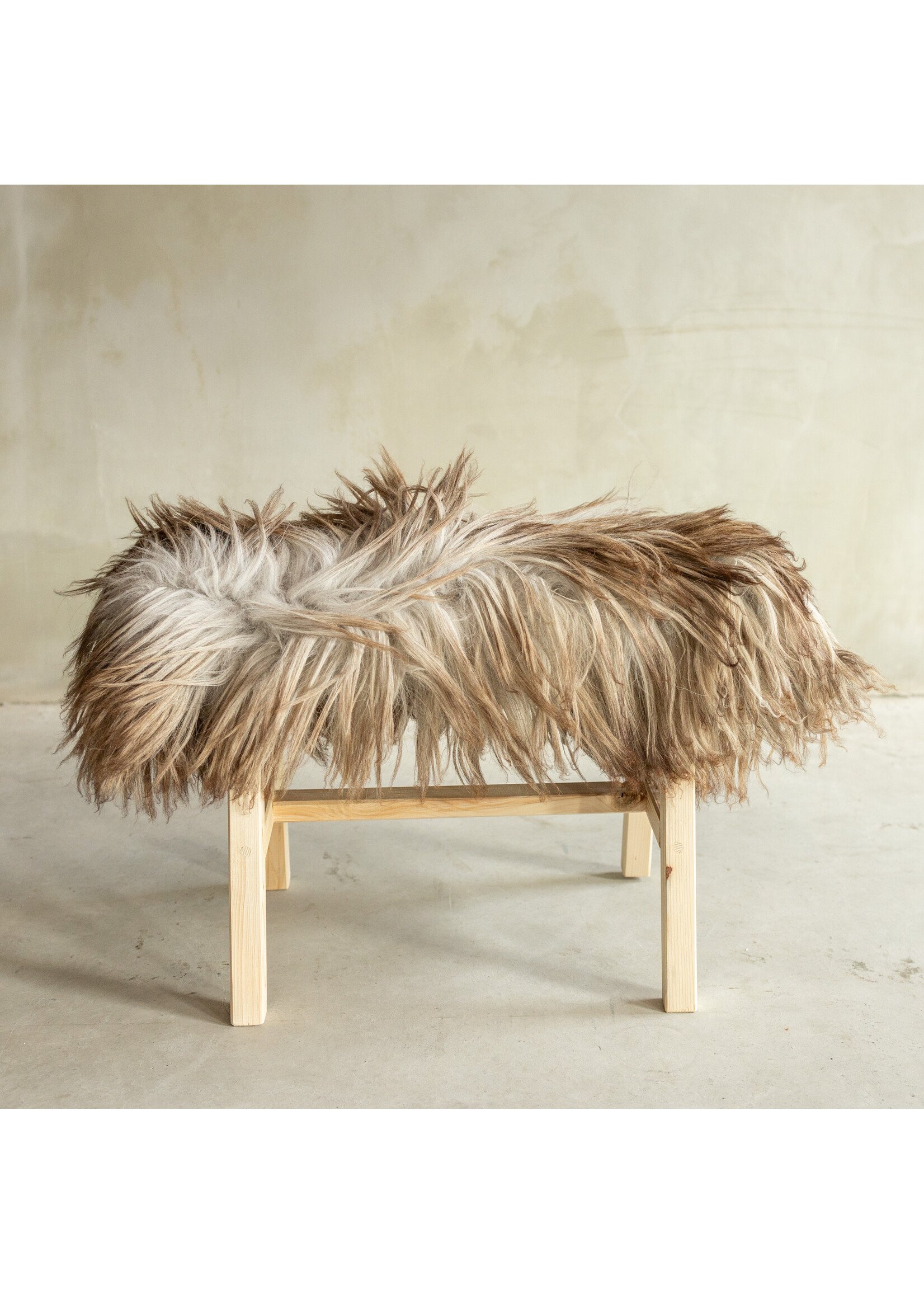 Van Buren sinds 1861 Uniquely Photographed Wooden Bench with Sheepskin - Curly/Mountain Sheep - 70x20x46 cm (LxBxH) - BNK-43