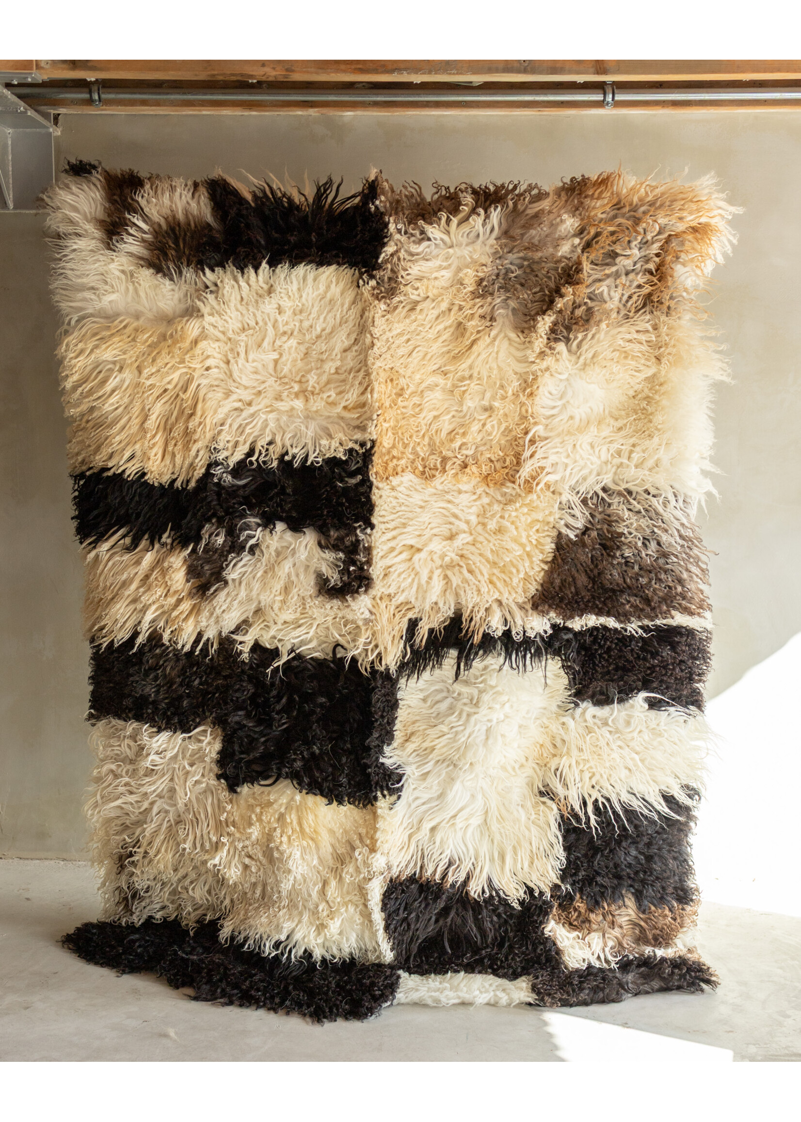 Van Buren sinds 1861 Uniquely Photographed Sheepskin Rug - Curly/Mountain Sheep - 200x150 cm - SKK-201