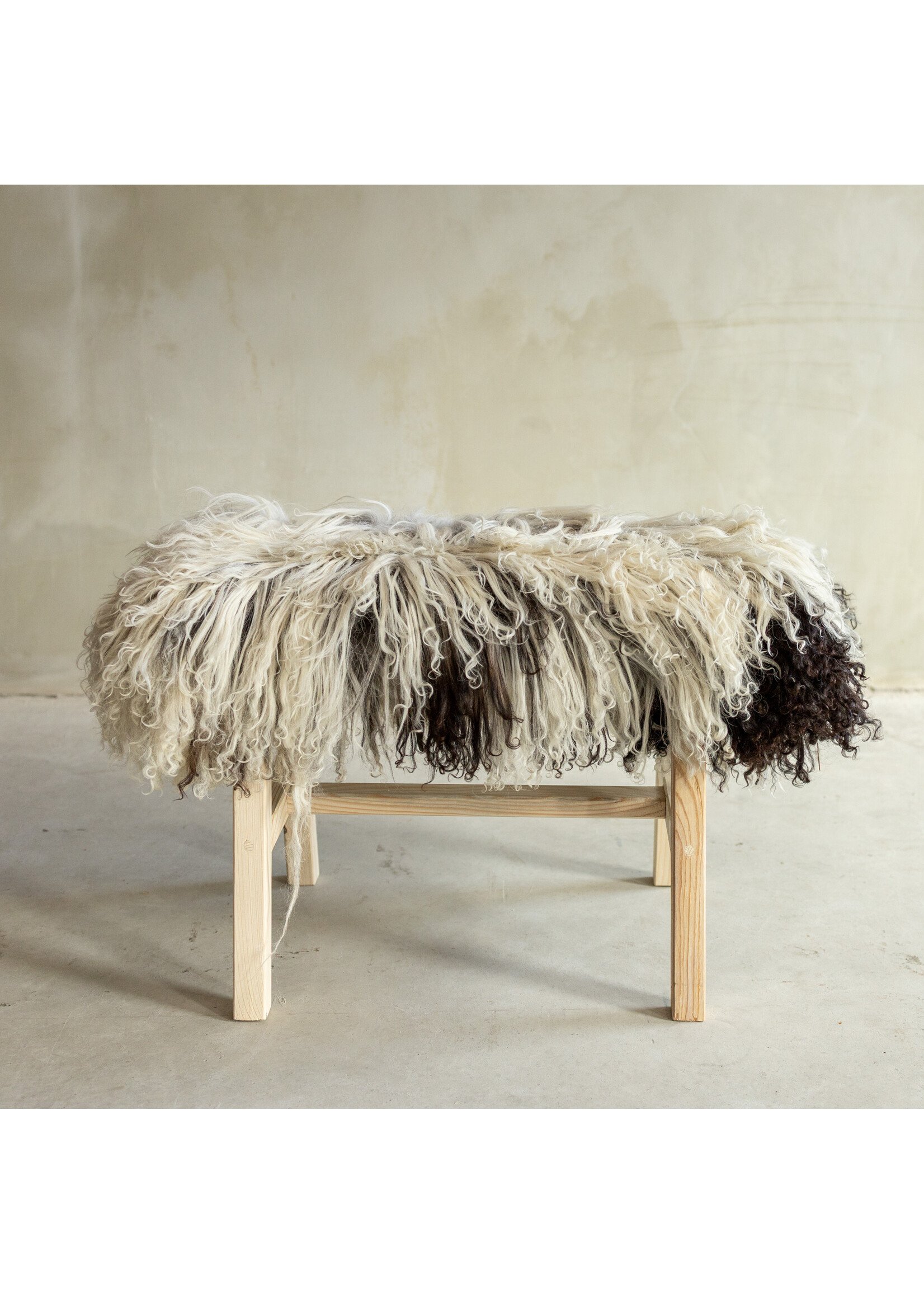 Van Buren sinds 1861 Uniquely Photographed Wooden Bench with Sheepskin - Curly/Mountain Sheep - 70x20x46 cm (LxBxH) - BNK-38