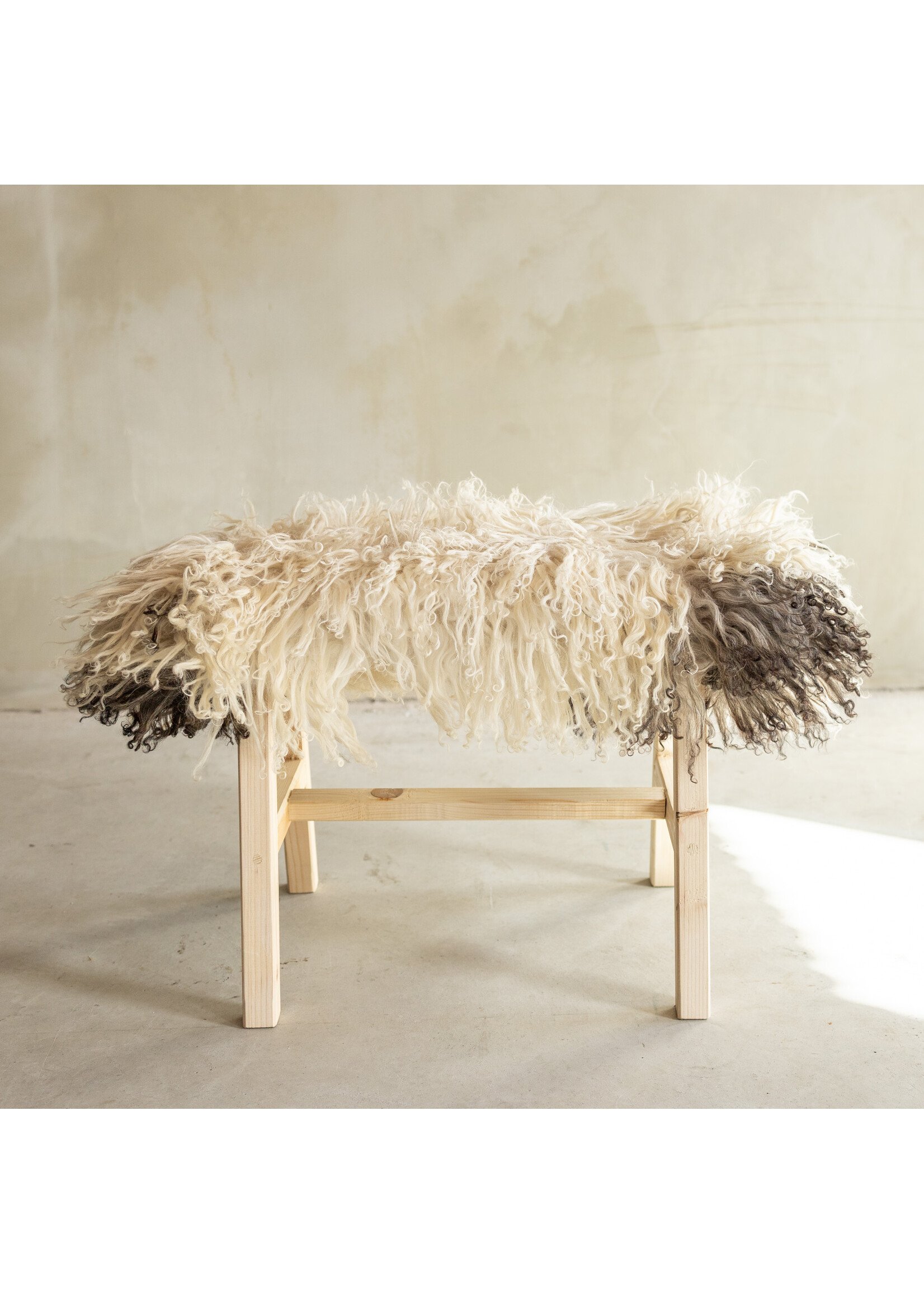 Van Buren sinds 1861 Uniquely Photographed Wooden Bench with Sheepskin - Curly/Mountain Sheep - 70x20x46 cm (LxBxH) - BNK-21