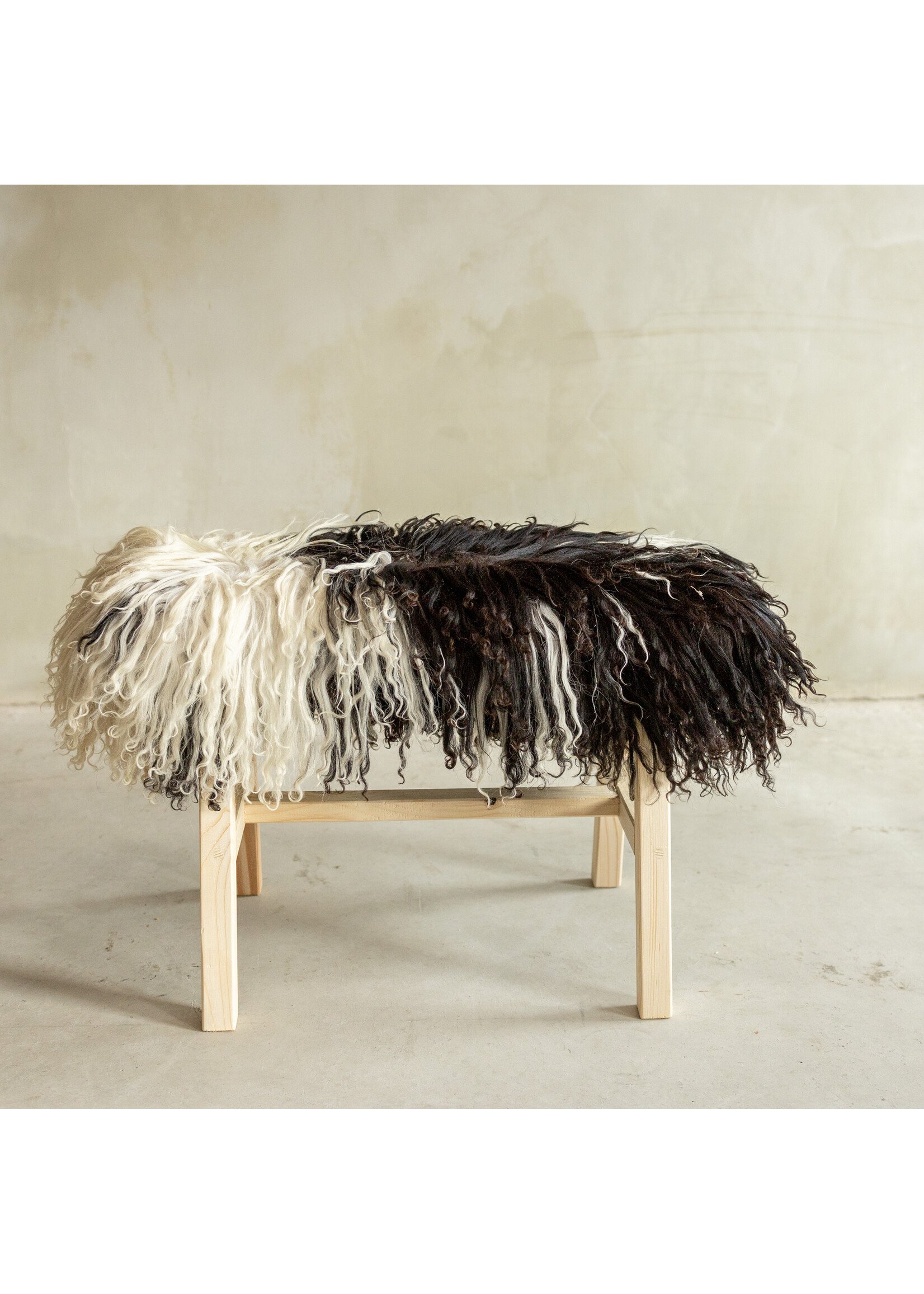 Van Buren sinds 1861 Uniquely Photographed Wooden Bench with Sheepskin - Curly/Mountain Sheep - 70x20x46 cm (LxBxH) - BNK-50