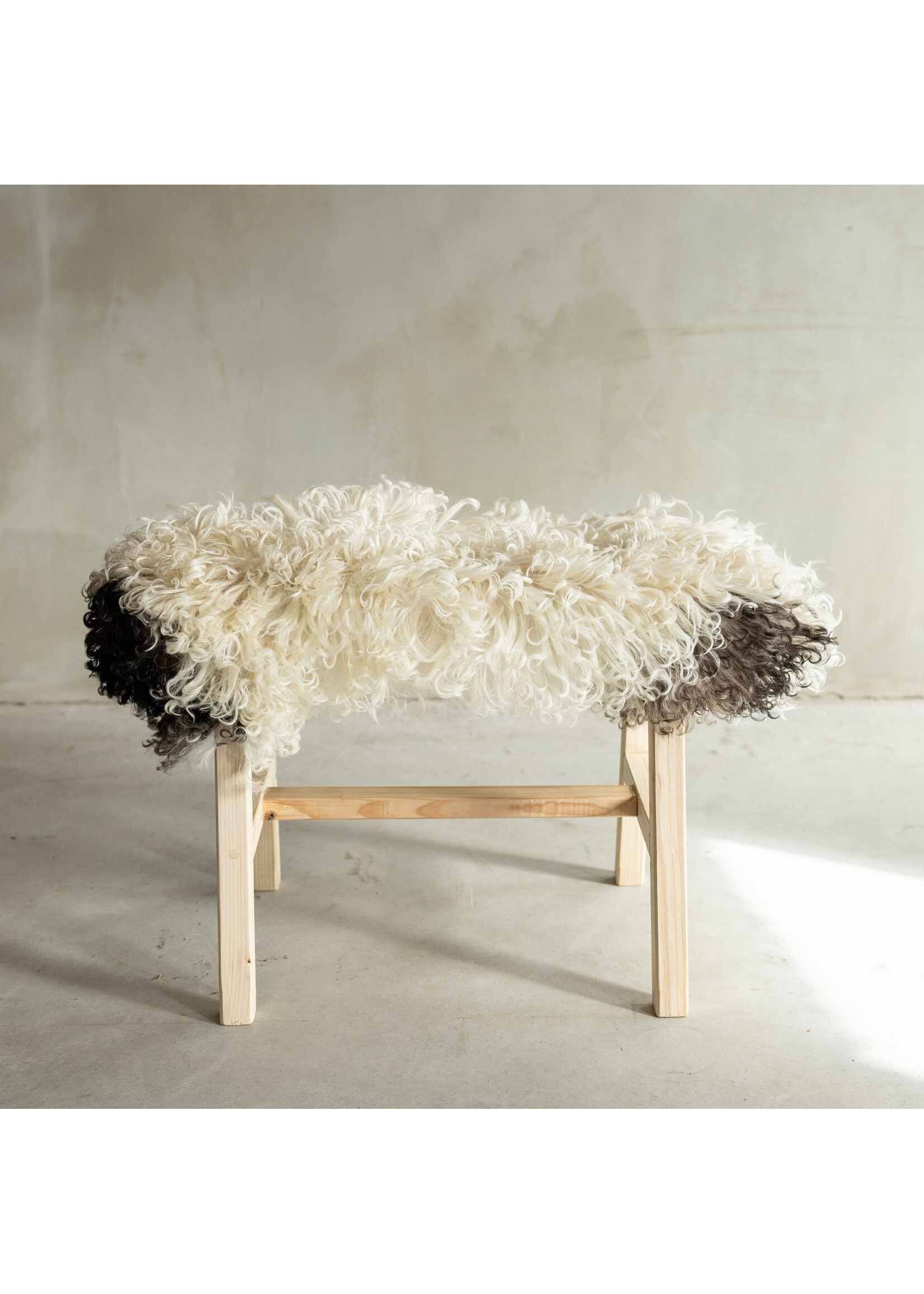 Van Buren sinds 1861 Uniquely Photographed Wooden Bench with Sheepskin - Curly/Mountain Sheep - 70x20x46 cm (LxBxH) - BNK-07