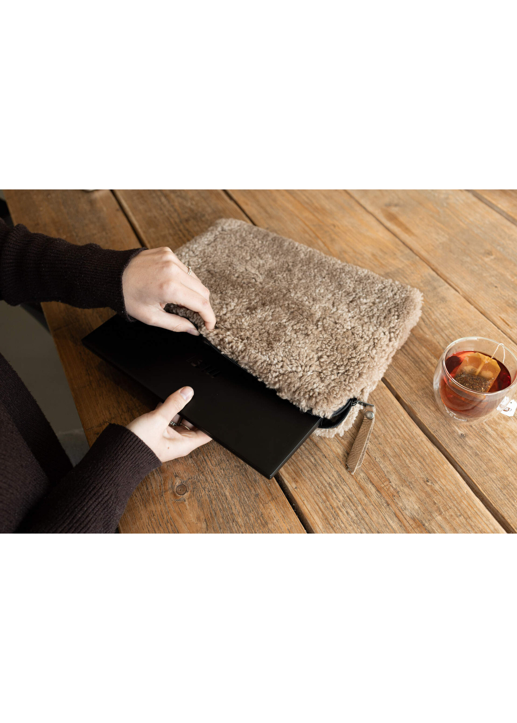 Van Buren sinds 1861 14 Inch Taupe Laptop Sleeve in Crossbreed Sheepskin