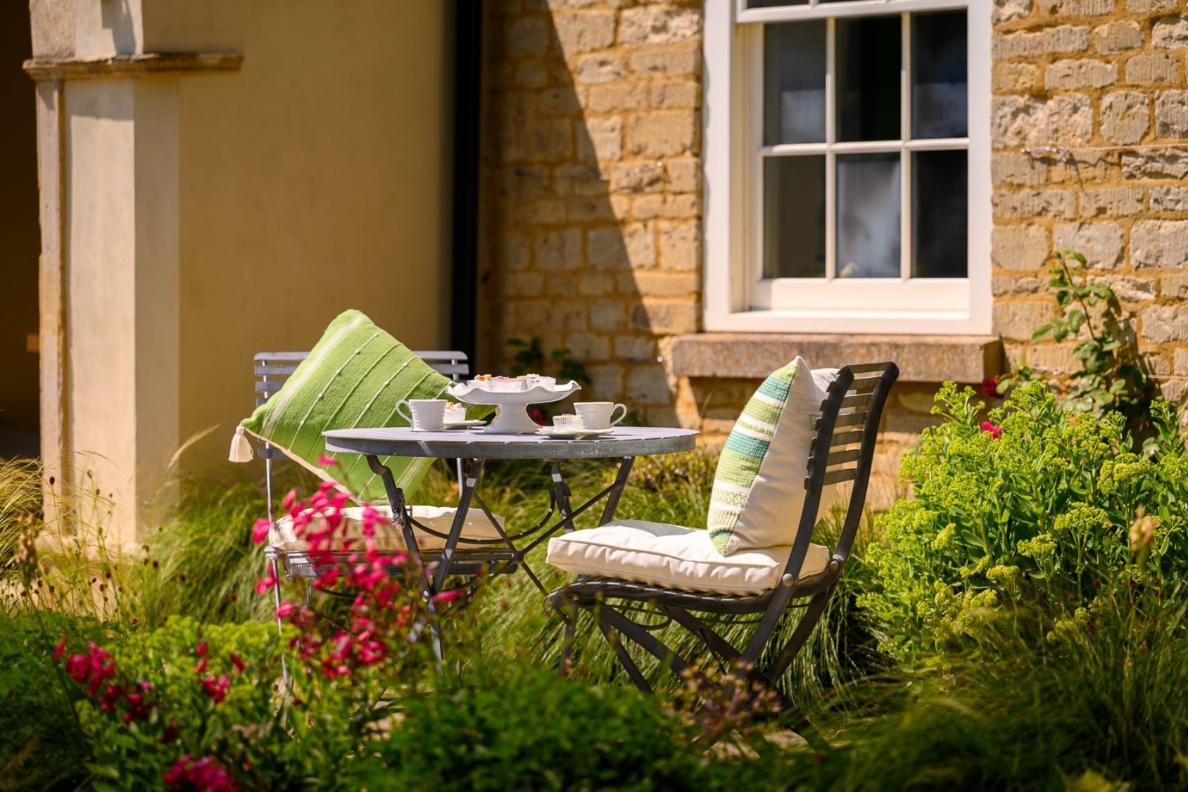 Harrod Darsham Bistro Set – Handgeëtst & Inklapbaar - Tafel en 2 stoelen - Design B