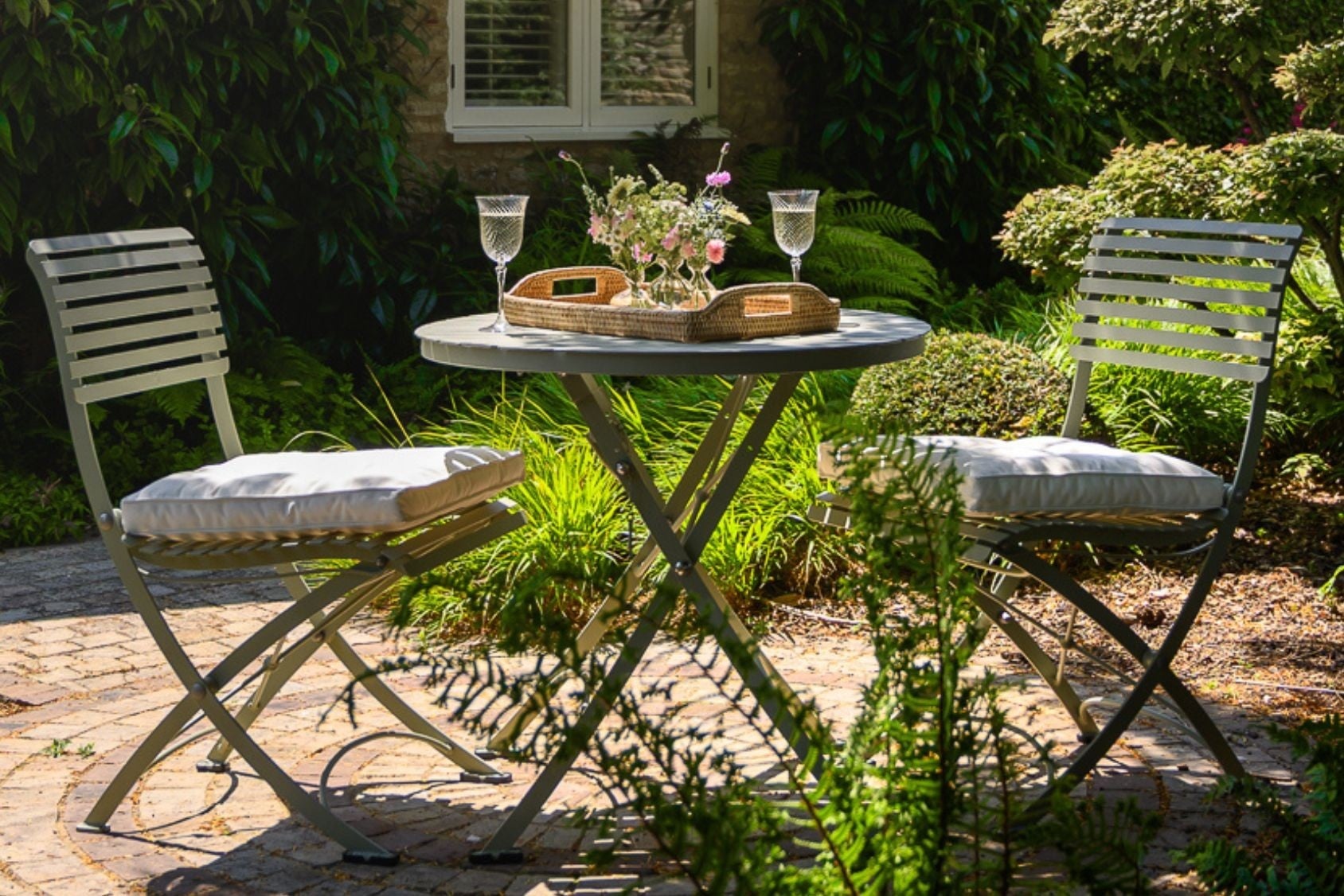 Harrod Darsham Bistro Set – Handgeëtst & Inklapbaar - Tafel en 2 stoelen - Design B