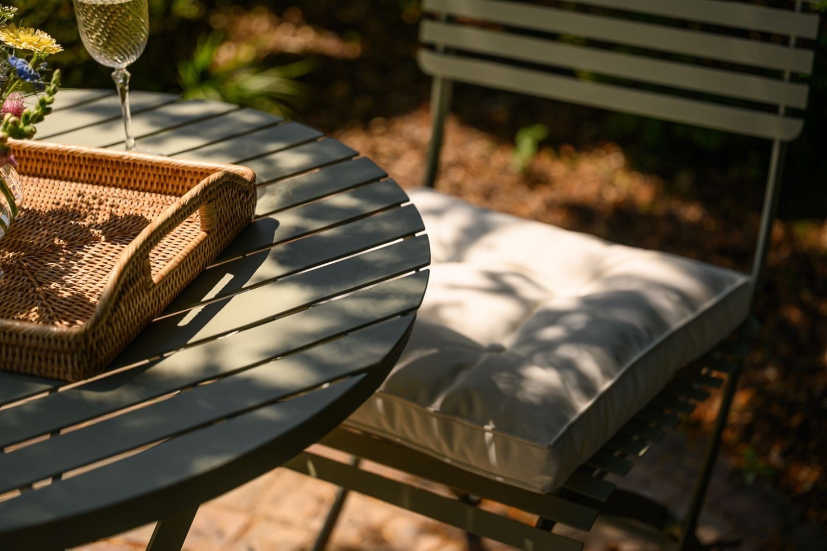 Harrod Darsham Bistro Set – Handgeëtst & Inklapbaar - Tafel en 2 stoelen - Design B