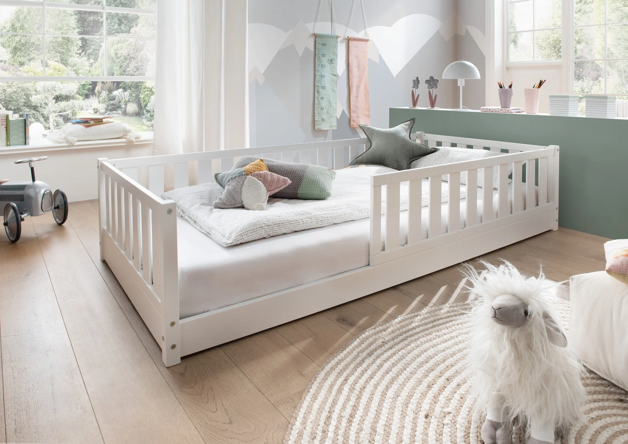 Zelfstandig slapen, spelen en ontdekken in een Montessori vloerbed 