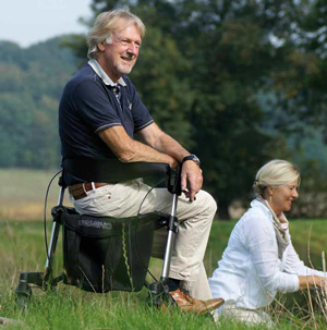 man zittend op buitenrollator