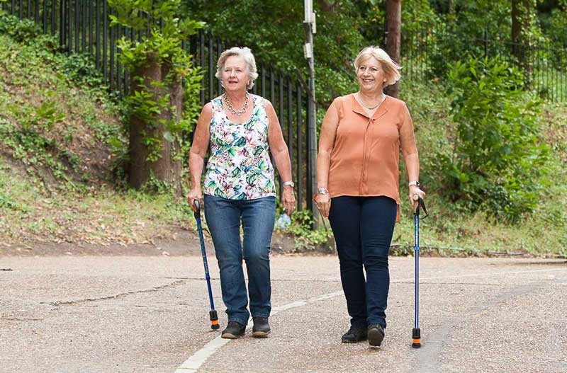 Twee dames aan het wandelen met de Flexyfoot wandelstokken