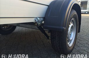 Schokbrekerset gemonteerd voor Anssems bagagewagen geremd
